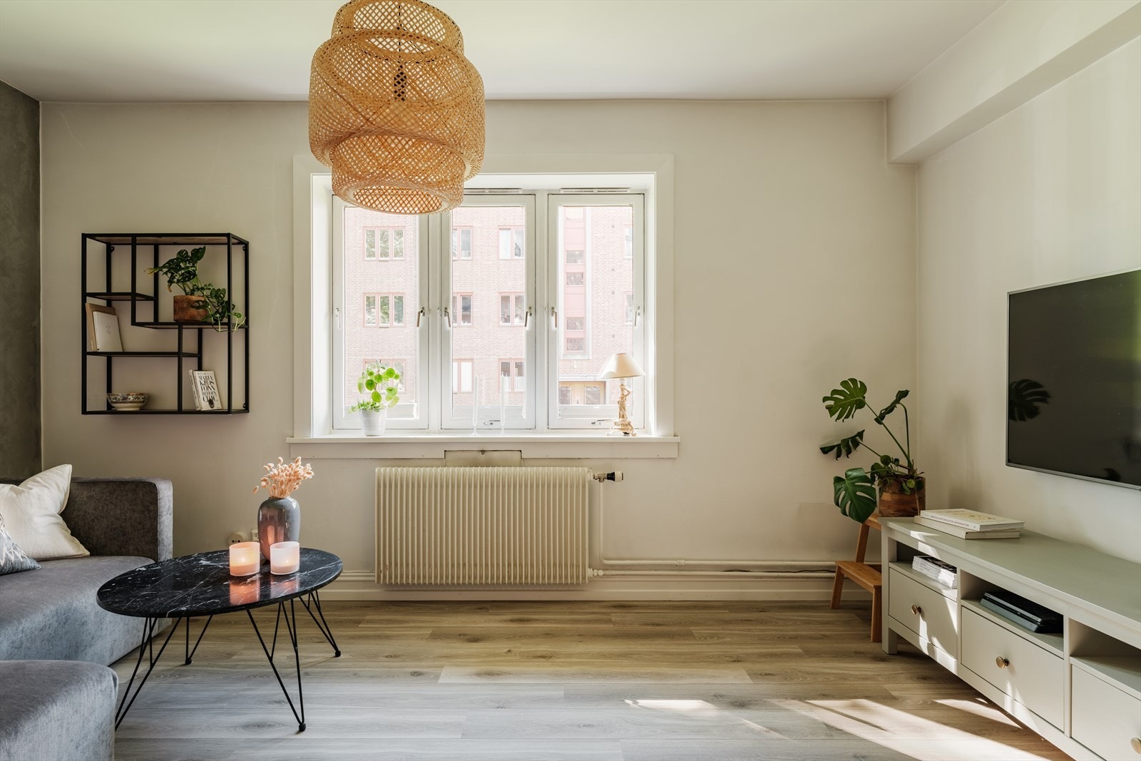 Store vindusflater slipper inn godt med naturlig lys. Galleribilde