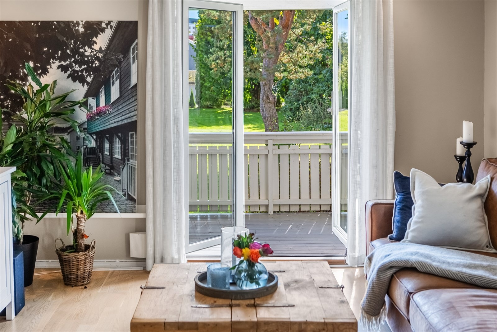 Det er også direkte utgang til sydvendt terrasse med trapp ned til felles hage. Galleribilde
