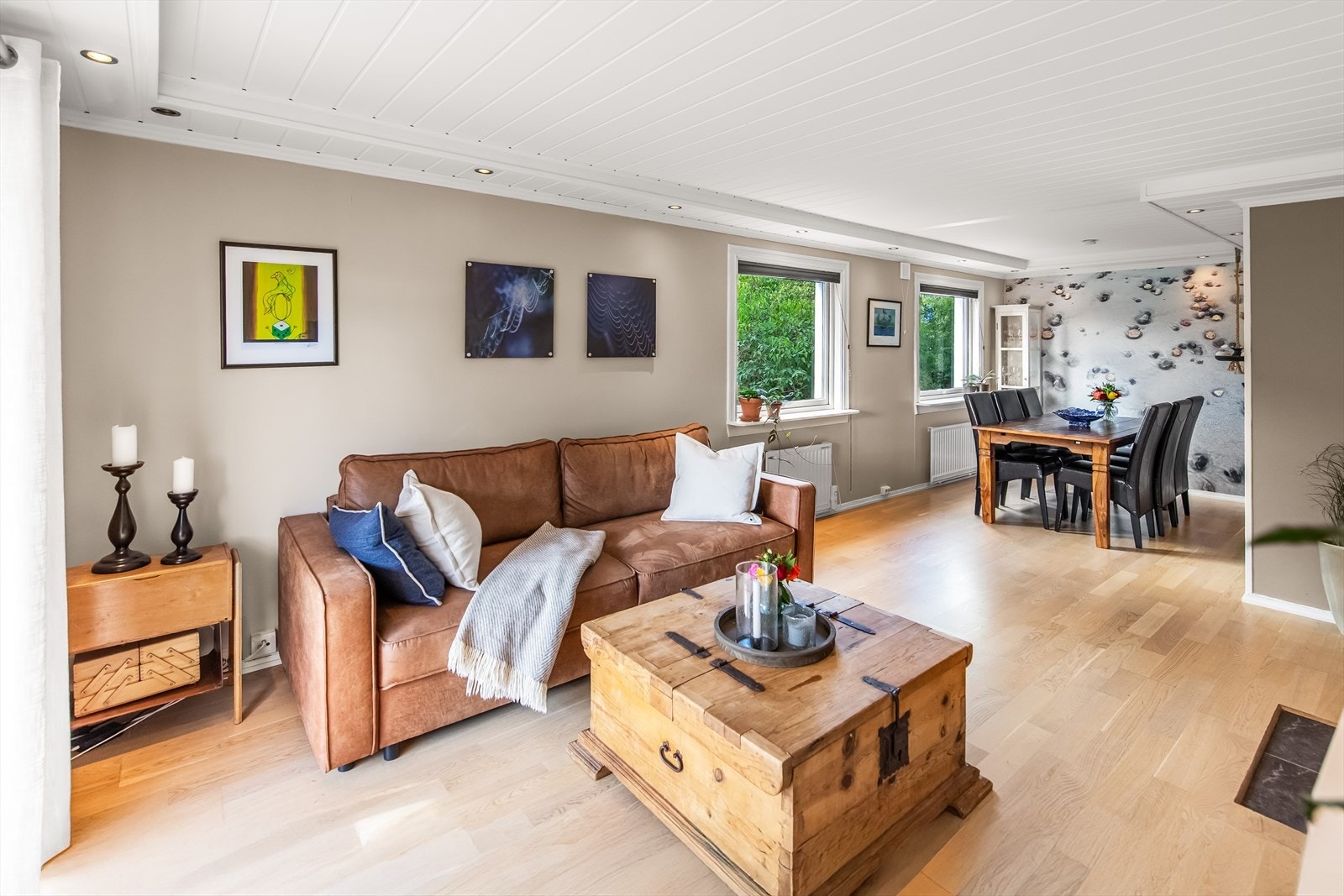 Overflatene er lyse og tidløse med parkettgulv og downlights i tak. Galleribilde