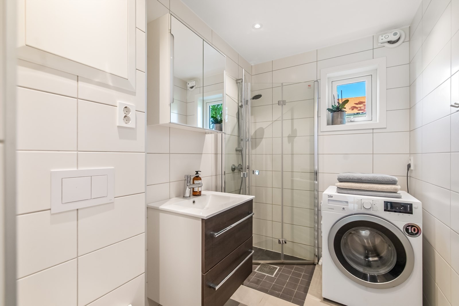 Stilrent bad totalrenovert i 2021. Her er det lagt fliser på både vegger og gulv med varmekabler. Galleribilde
