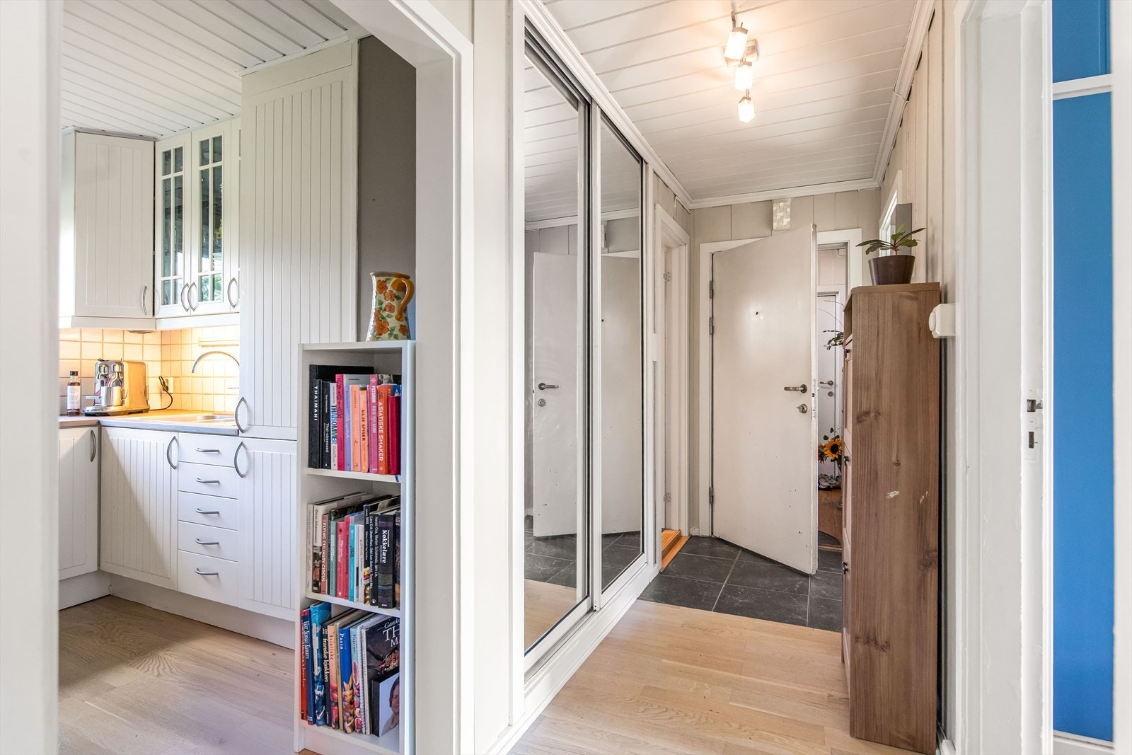 En hyggelig entré ønsker velkommen inn. Den er utstyrt med en praktisk skyvedørsgarderobe med speilfronter som gir godt med oppbevaringsplass. Galleribilde