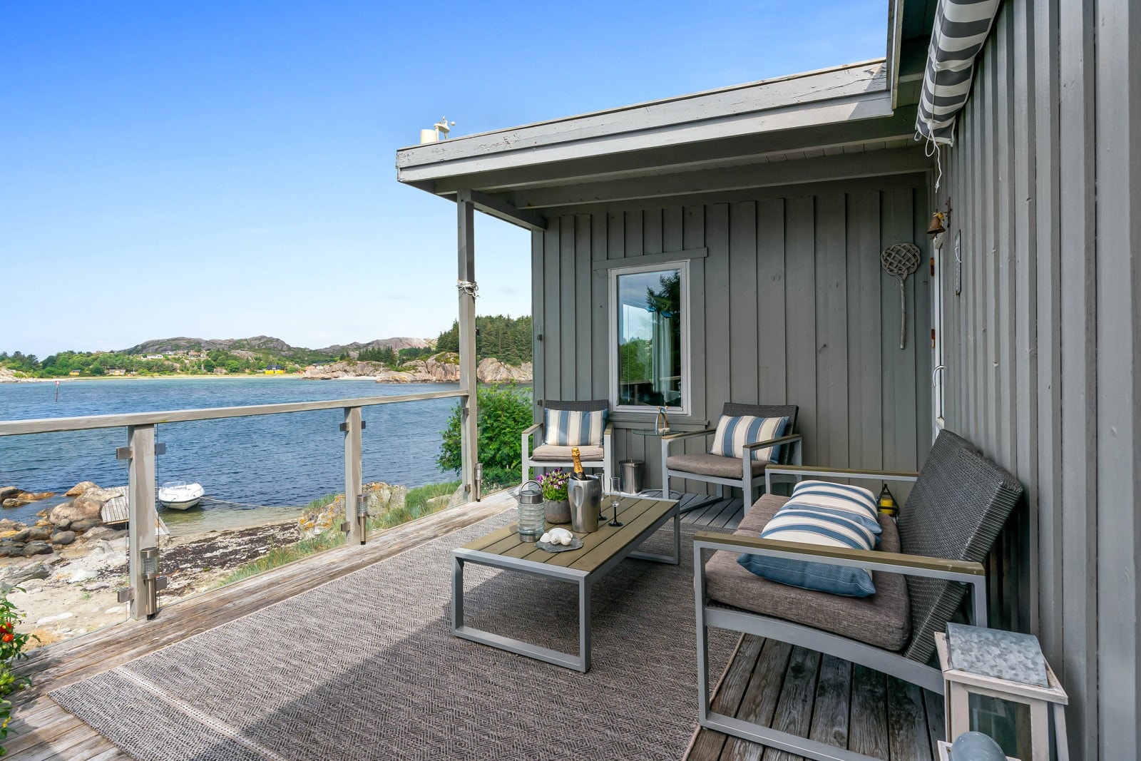 Det er utgang fra stuen til den romslige terrassen. Her kan man enkelt møblere med sittegrupper og grill. Galleribilde