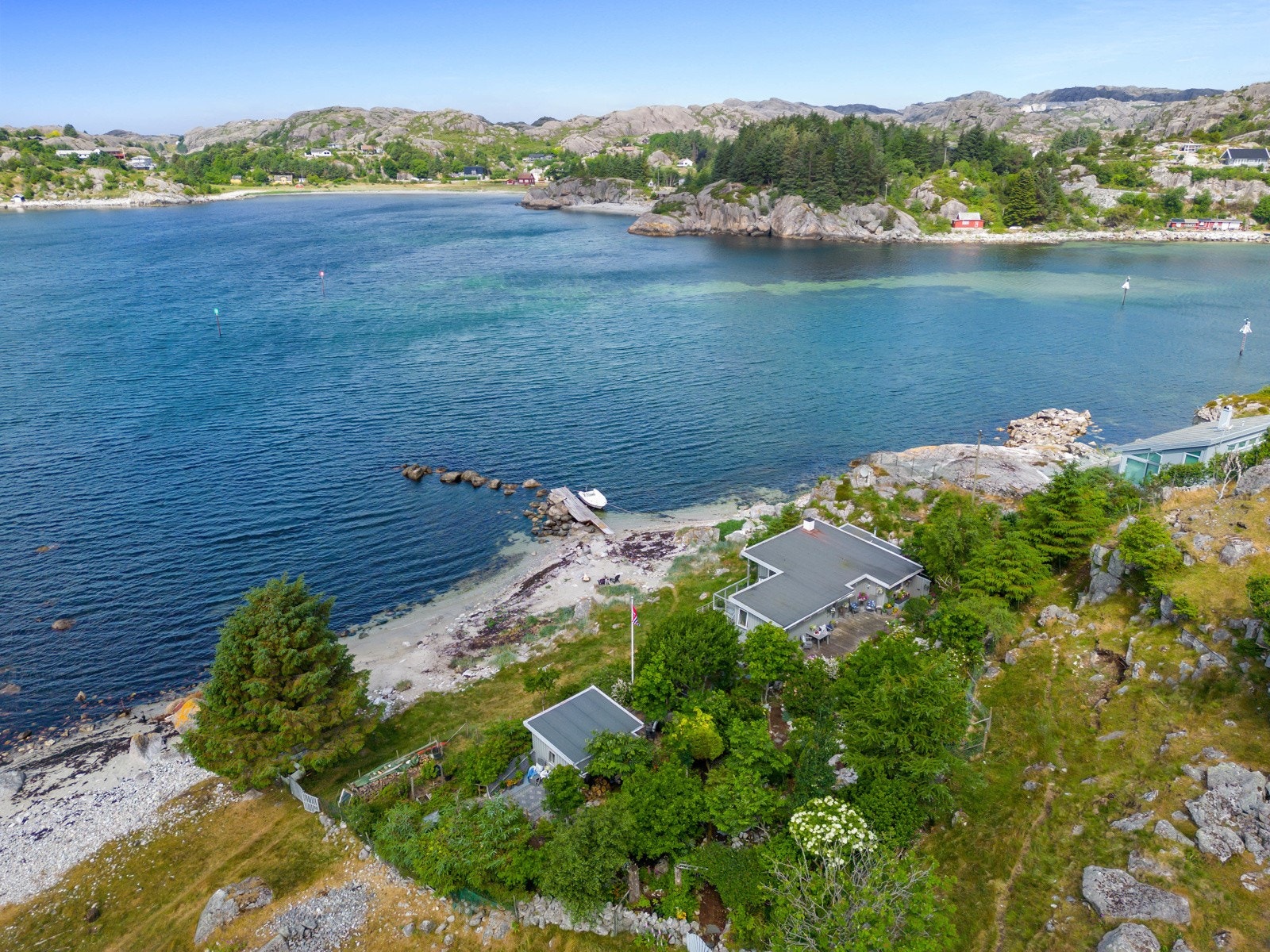 Eiendommen ligger meget pent til langs sjøen, i kort avstand til et sentralt område på Hellvik i Egersund kommune. Fra eiendommen er det 4,3 km til Hellvik stasjon. Galleribilde