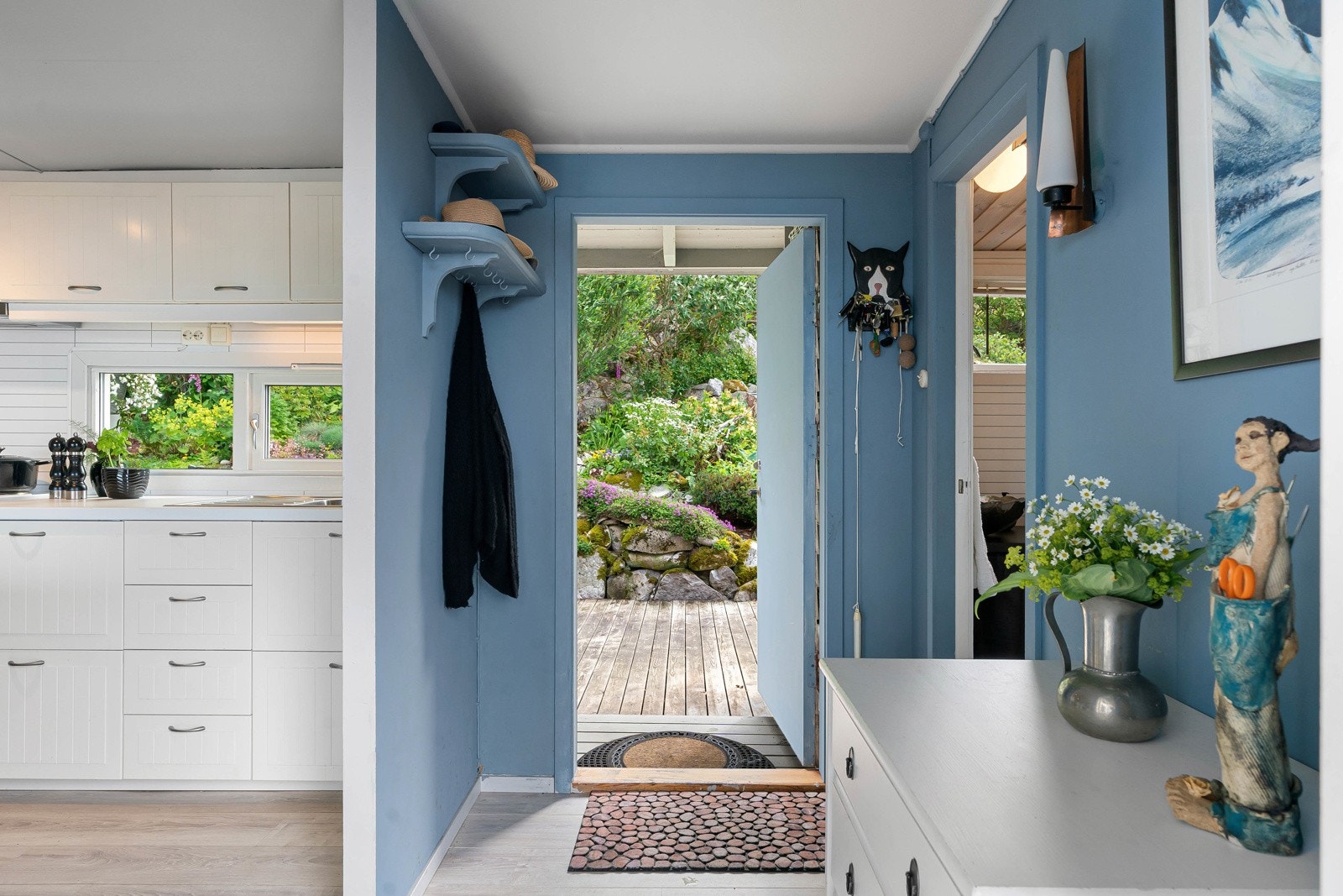 Entreen ligger i en åpen løsning med stue og kjøkken. Galleribilde