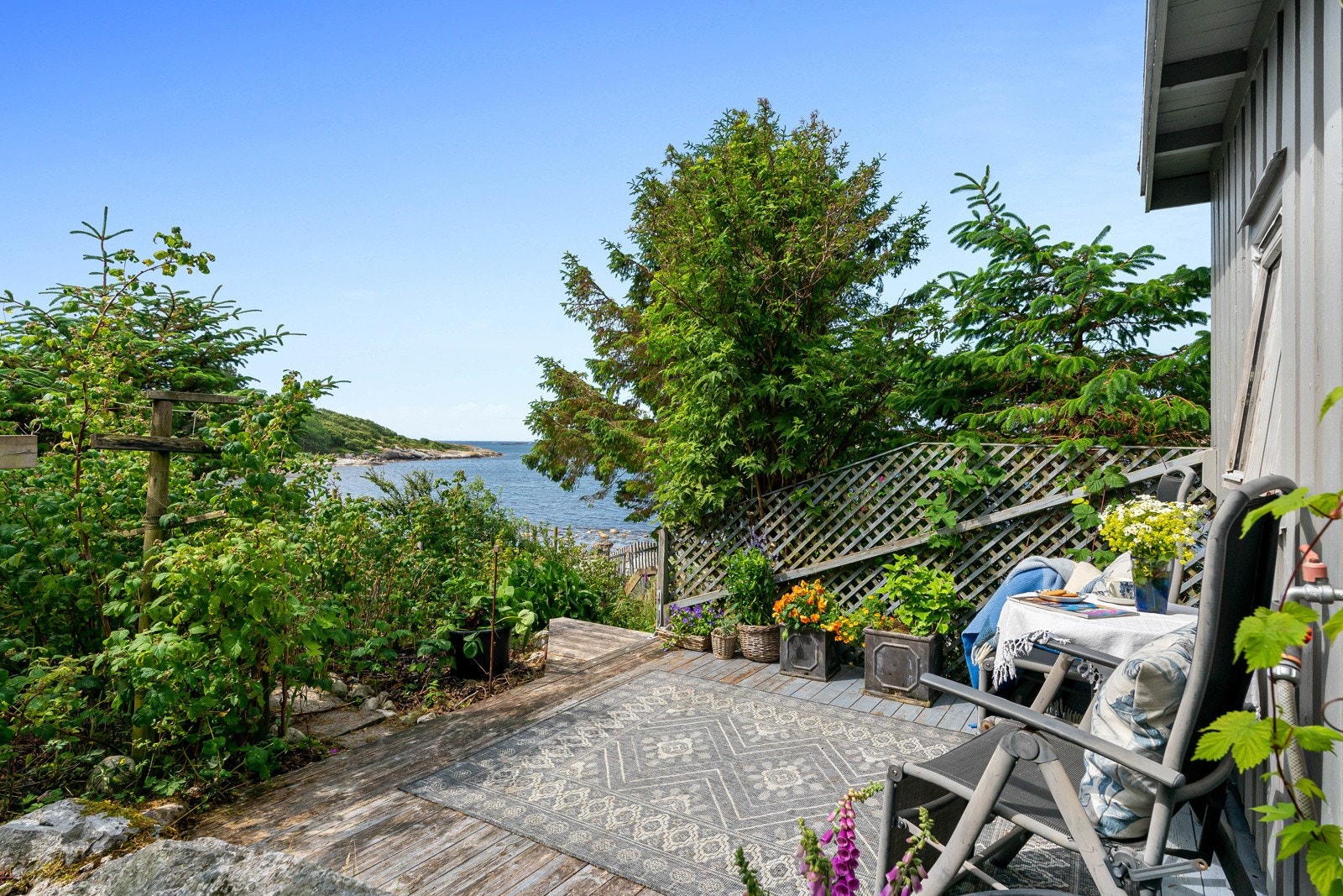 Eiendommen har også lune uteområder hvor man kan nyte morgenkaffen. Galleribilde