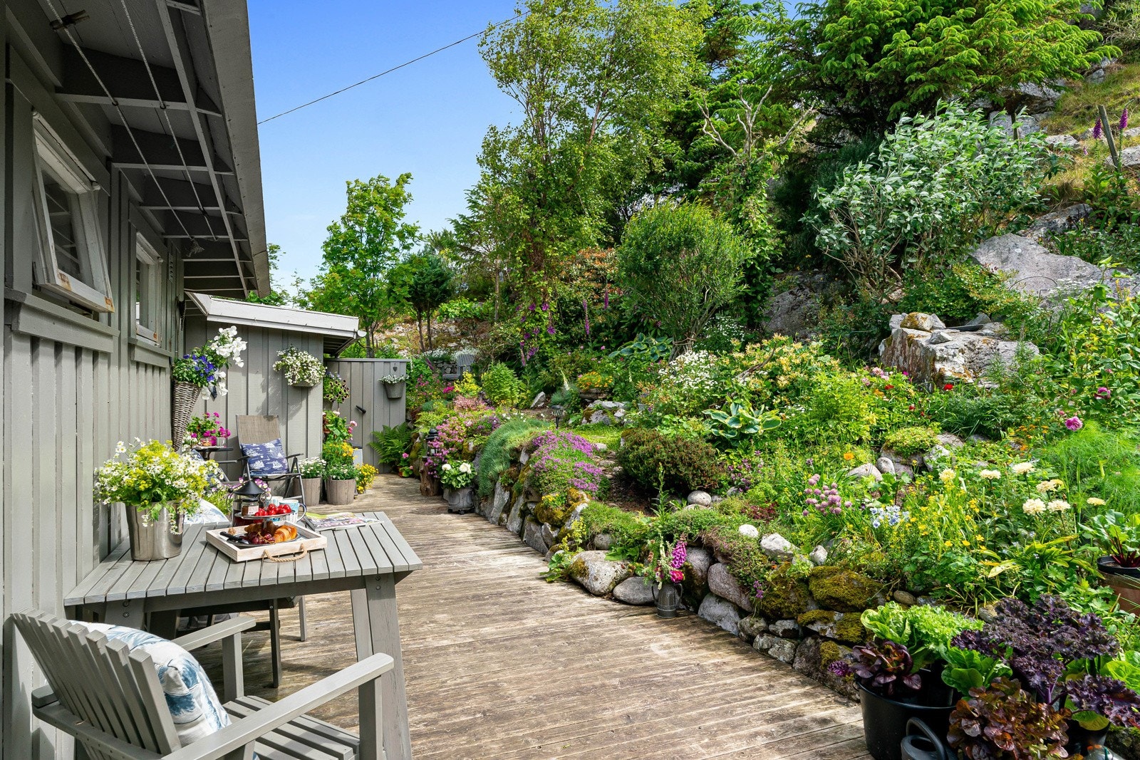 Fra utvendig biloppstillingsplass ved hyttefeltet er det sti ned til eiendommen. Galleribilde