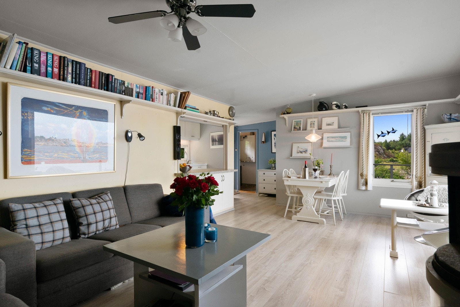 Stuen har plass til langbord og sofagruppe. Galleribilde