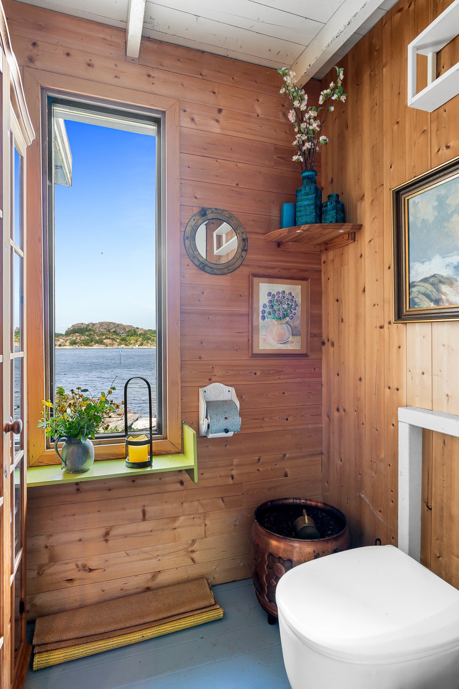 Fra verkstedet er det videre adkomst til utedo. Utedoen har en god vindusflate mot havet som byr på flott utsikt, samt godt lysinnslipp. Galleribilde