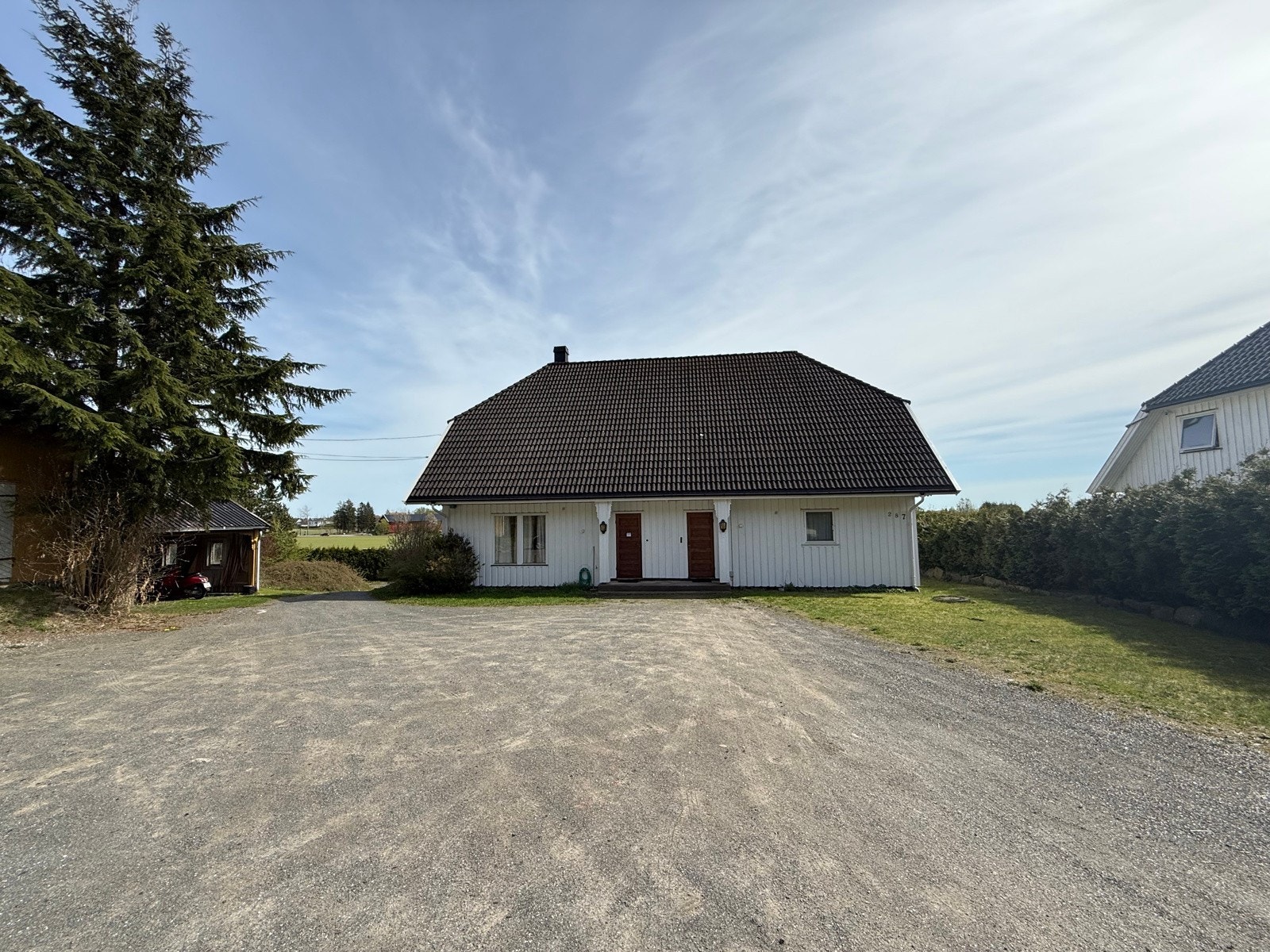 Leiligheten i 1. og 2. etasje har inngang i 1.etasje, mens leilighetene i underetasjen har adkomst fra nedsiden av huset Galleribilde