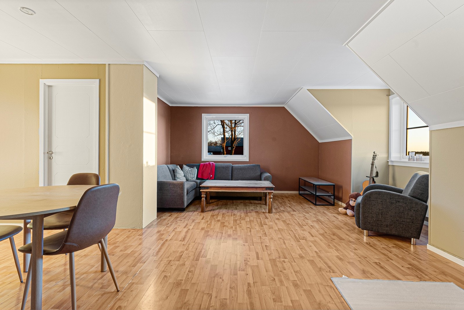 Siden originale tegninger, datert 1986 har denne leiligheten blitt utvidet med balkong, og soverom med adkomsta fra entré, hvor det originalt var tegnet hall og bod Galleribilde