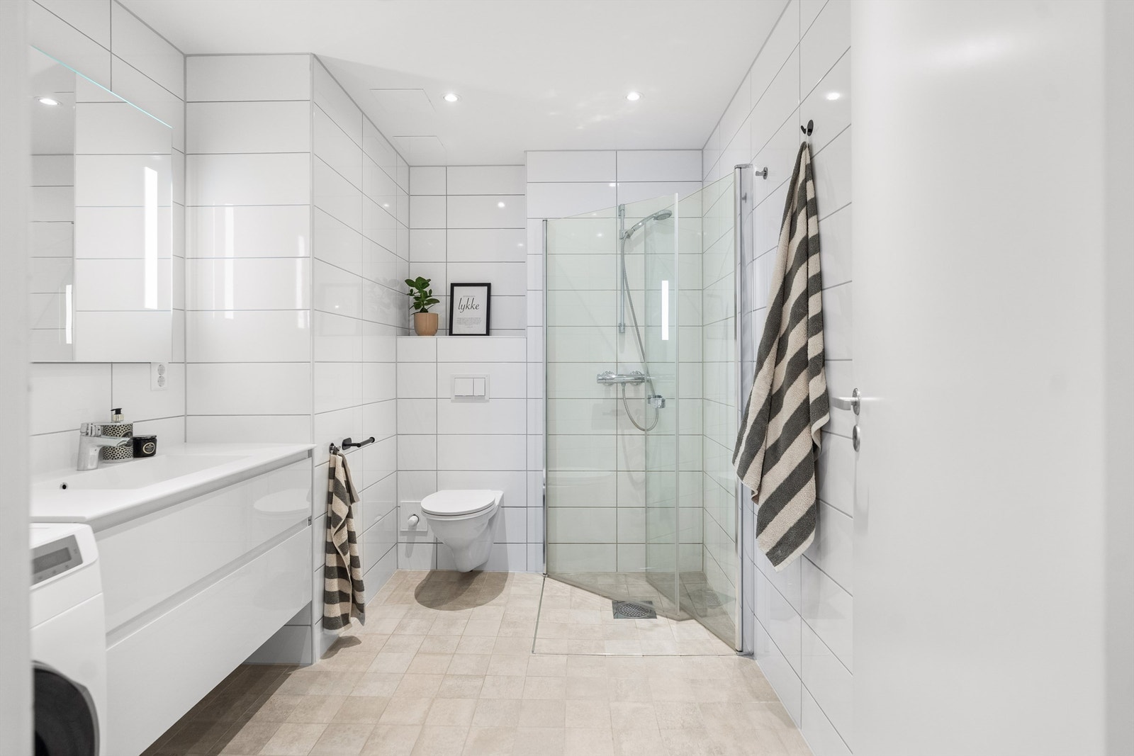 Stort, flislagt bad med varme i gulv Galleribilde