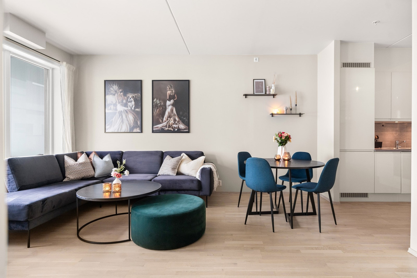 Leiligheten har en fin planløsning med åpen løsning mot kjøkkenet, samtidig som kjøkkenet er skjermet Galleribilde