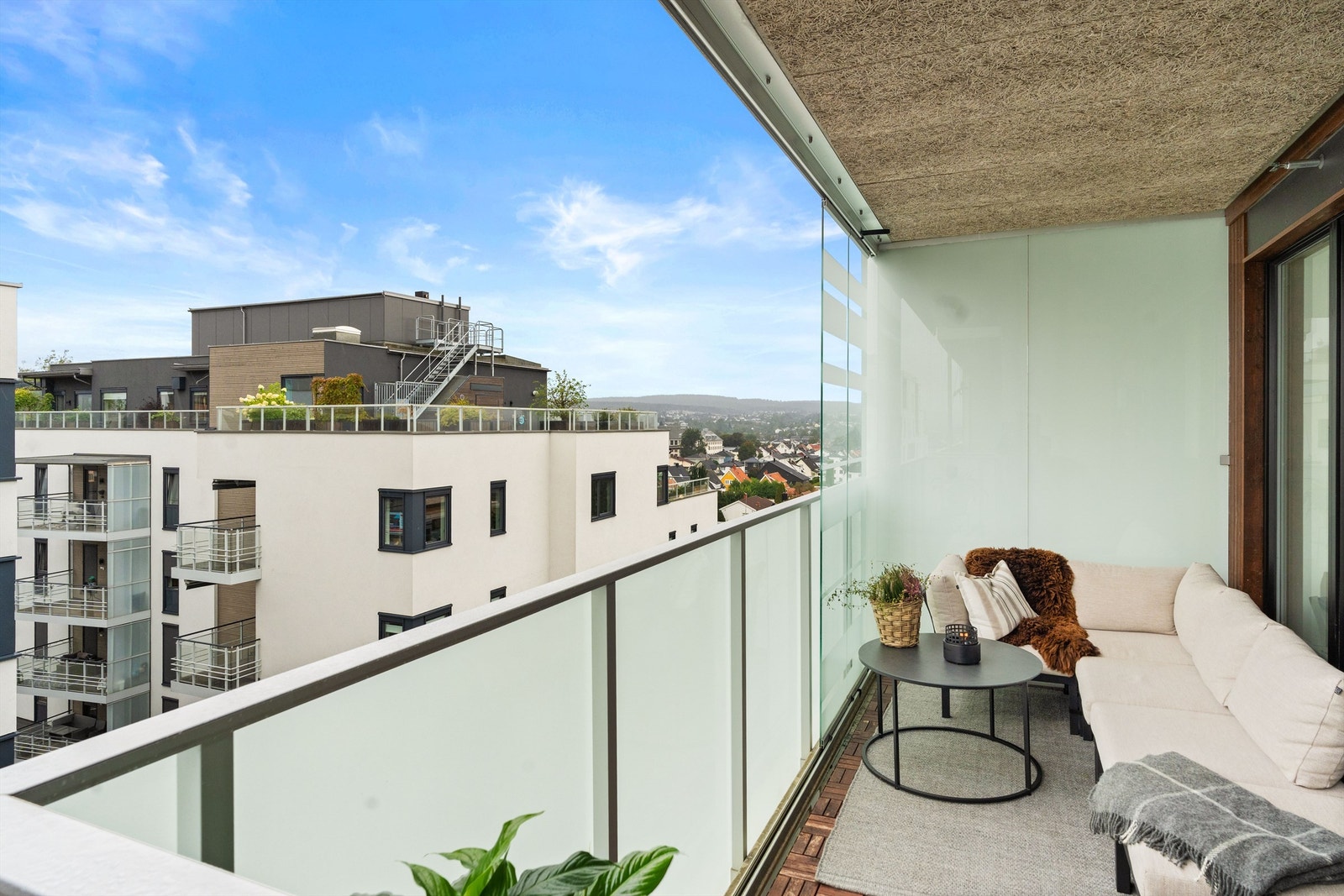 Solrik, overbygget balkong på 11 kvm. Her sitter du skjermet og godt, men kan allikevel nyte solen på gode dager. Fra balkongen har du fint utsyn over nærområdet. Galleribilde