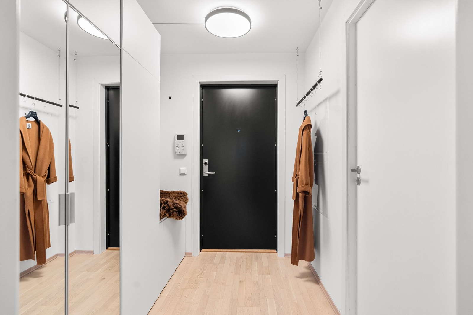 Lys gang med plass til garderobeskap. Garderobeskap og benk på bildet følger ikke med Galleribilde