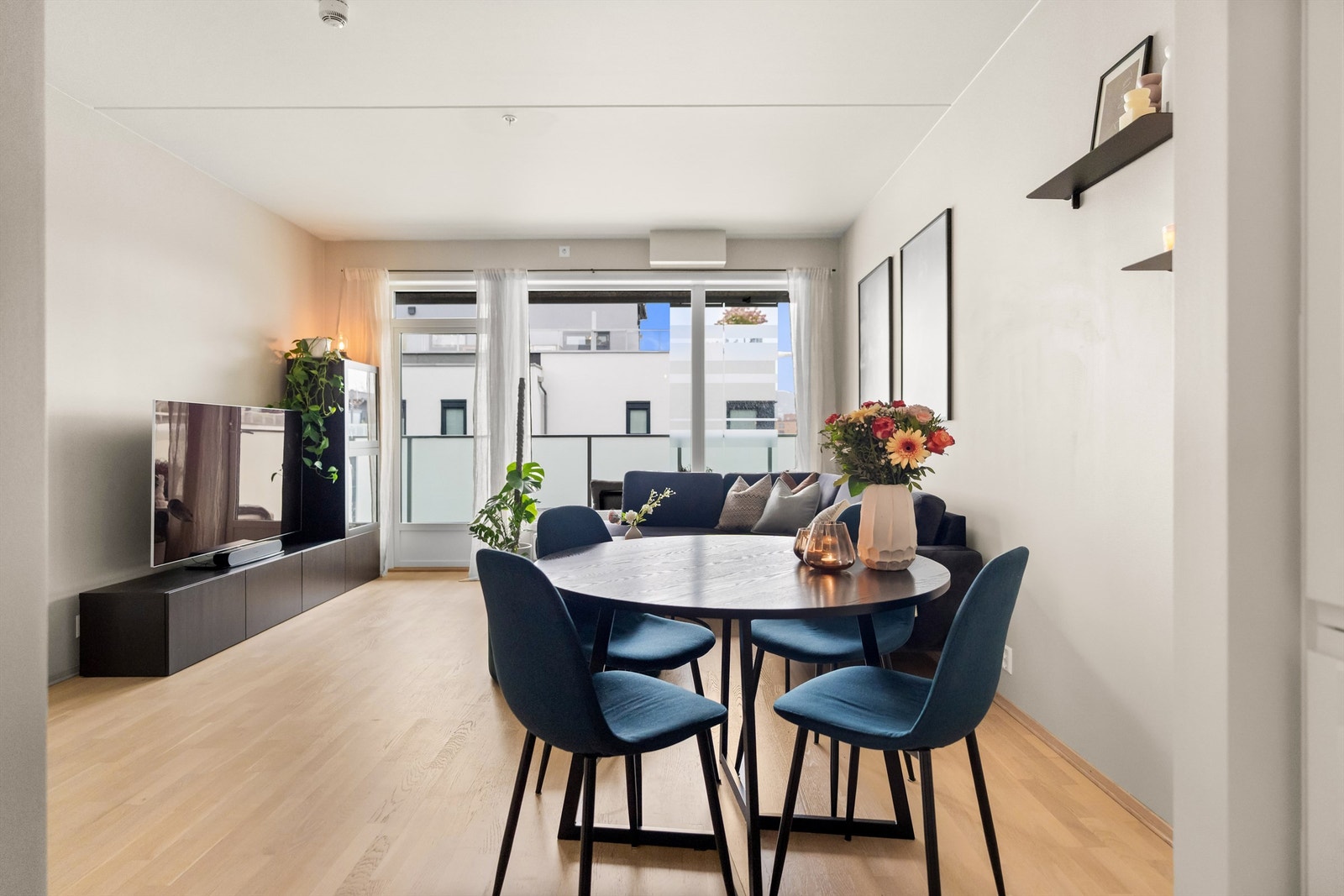 Det er parkett i alle rom foruten i badet Galleribilde