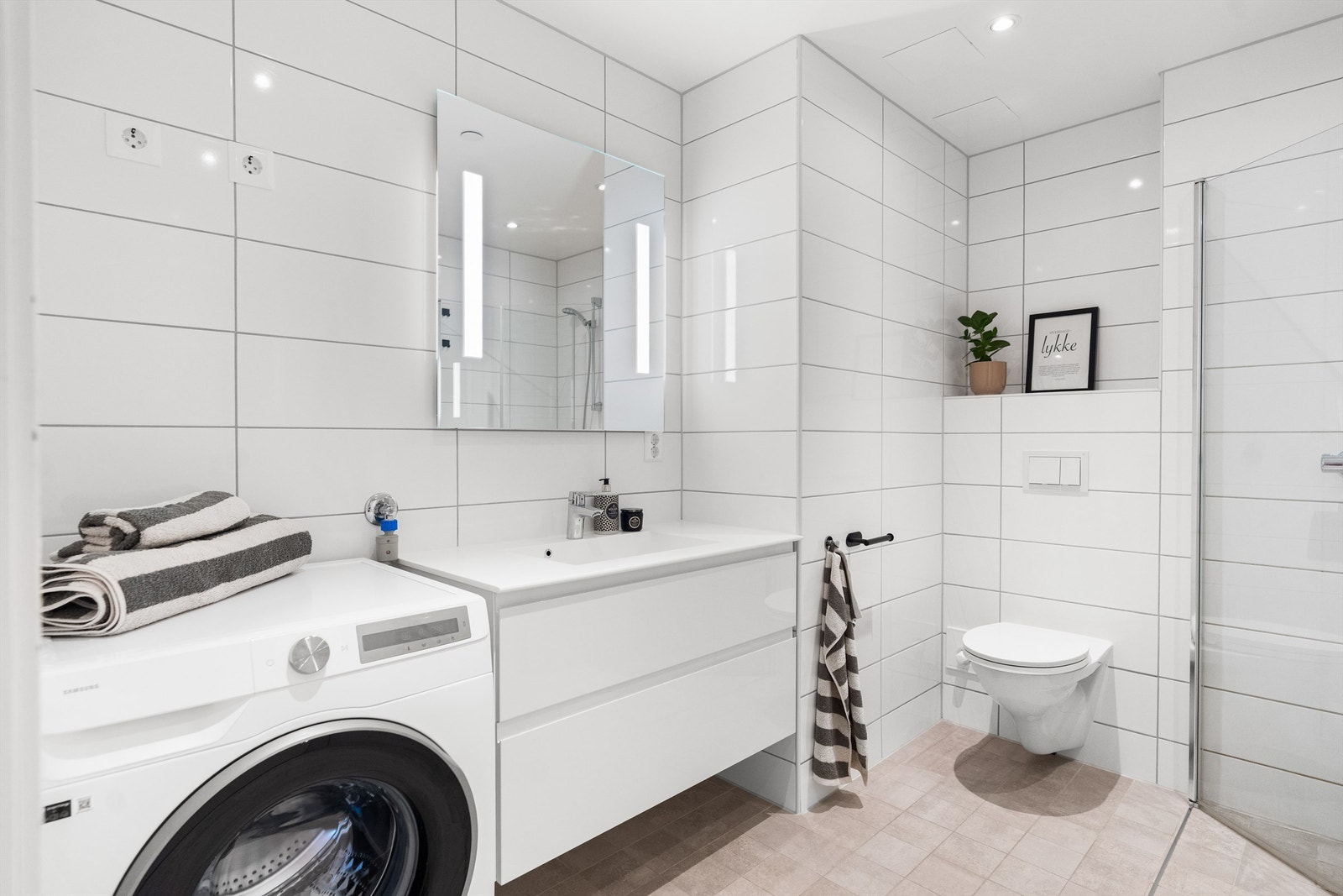 Badet har god plass til vaskemaskin og mulighet for tørketrommel Galleribilde