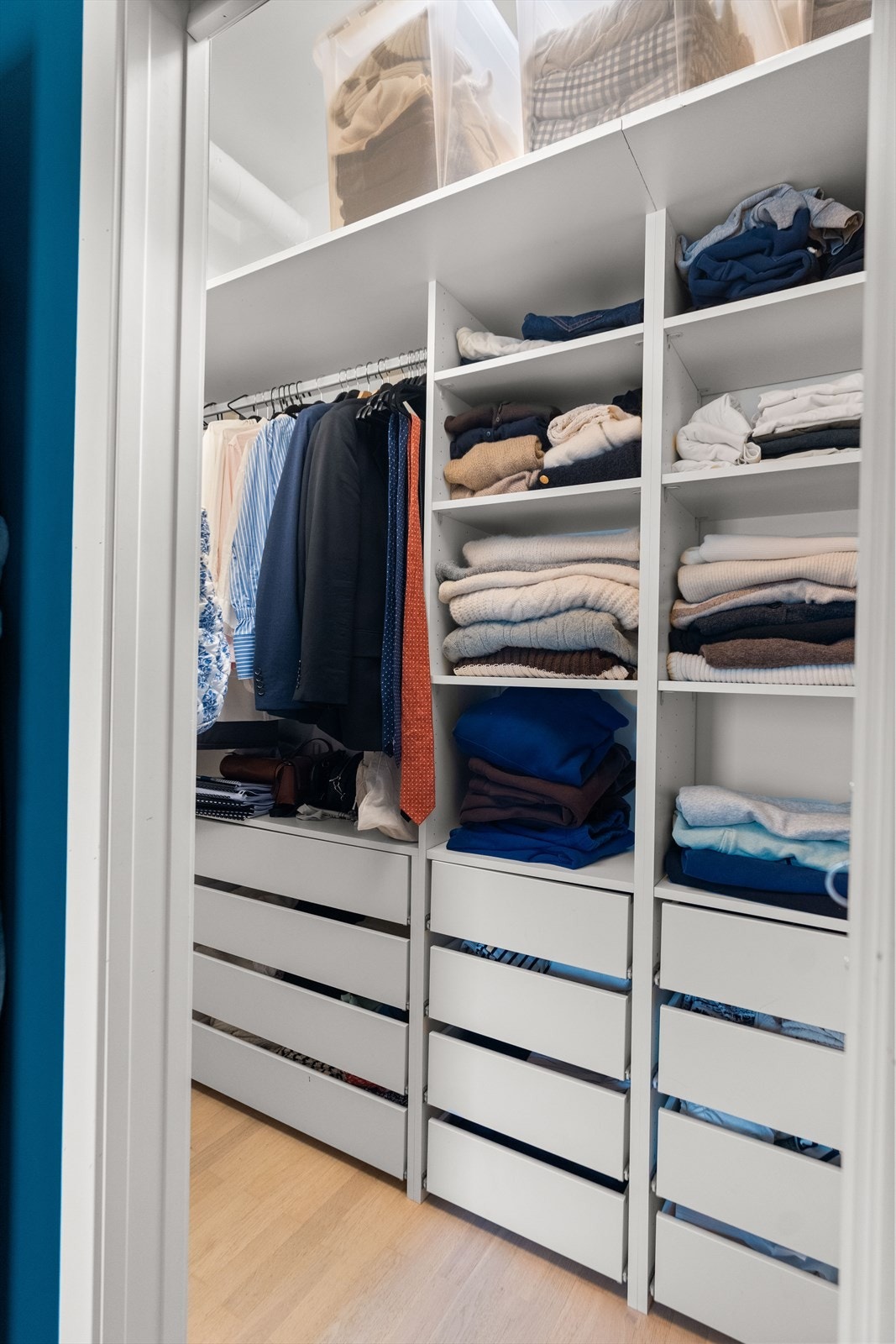 Garderoben har skyvedører. Det er veldig godt med hyller og skuffer. Galleribilde