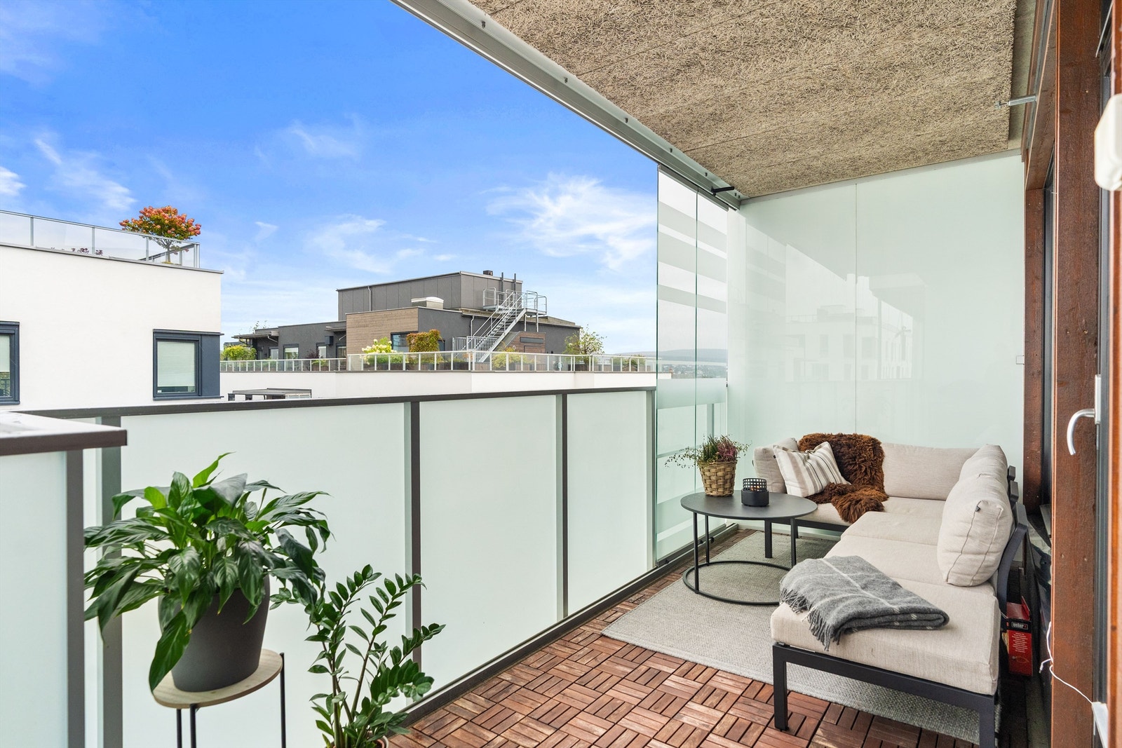 Balkongen er på 11.kvm og gir plass til sittegruppe og grill Galleribilde