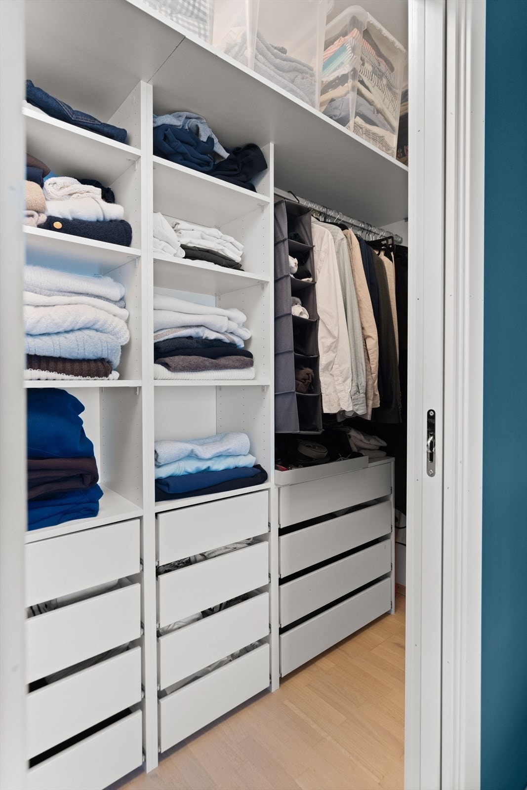 Garderobe/wic i tilknytning til soverommet Galleribilde