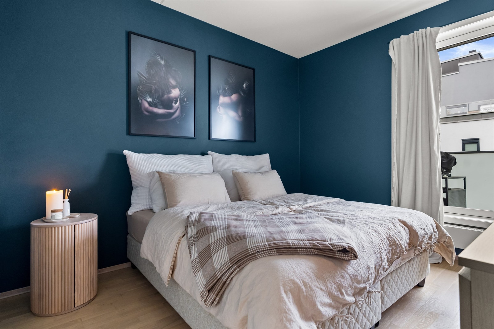 Soverommet er malt i god mørk farge som gir en god natss søvn Galleribilde