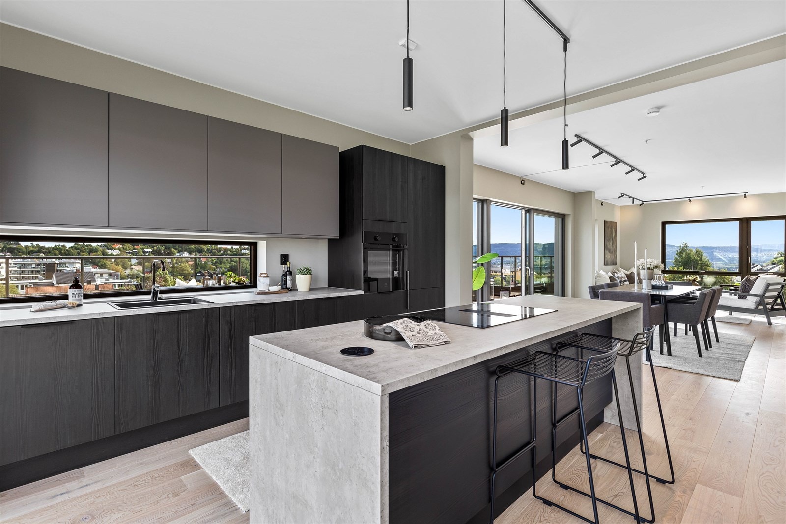 Den åpne løsningen i stuen strekker seg over hele 52m², som deler rommet inn i naturlige soner og oppleves som en god atmosfære med både lys og luftighet. Galleribilde