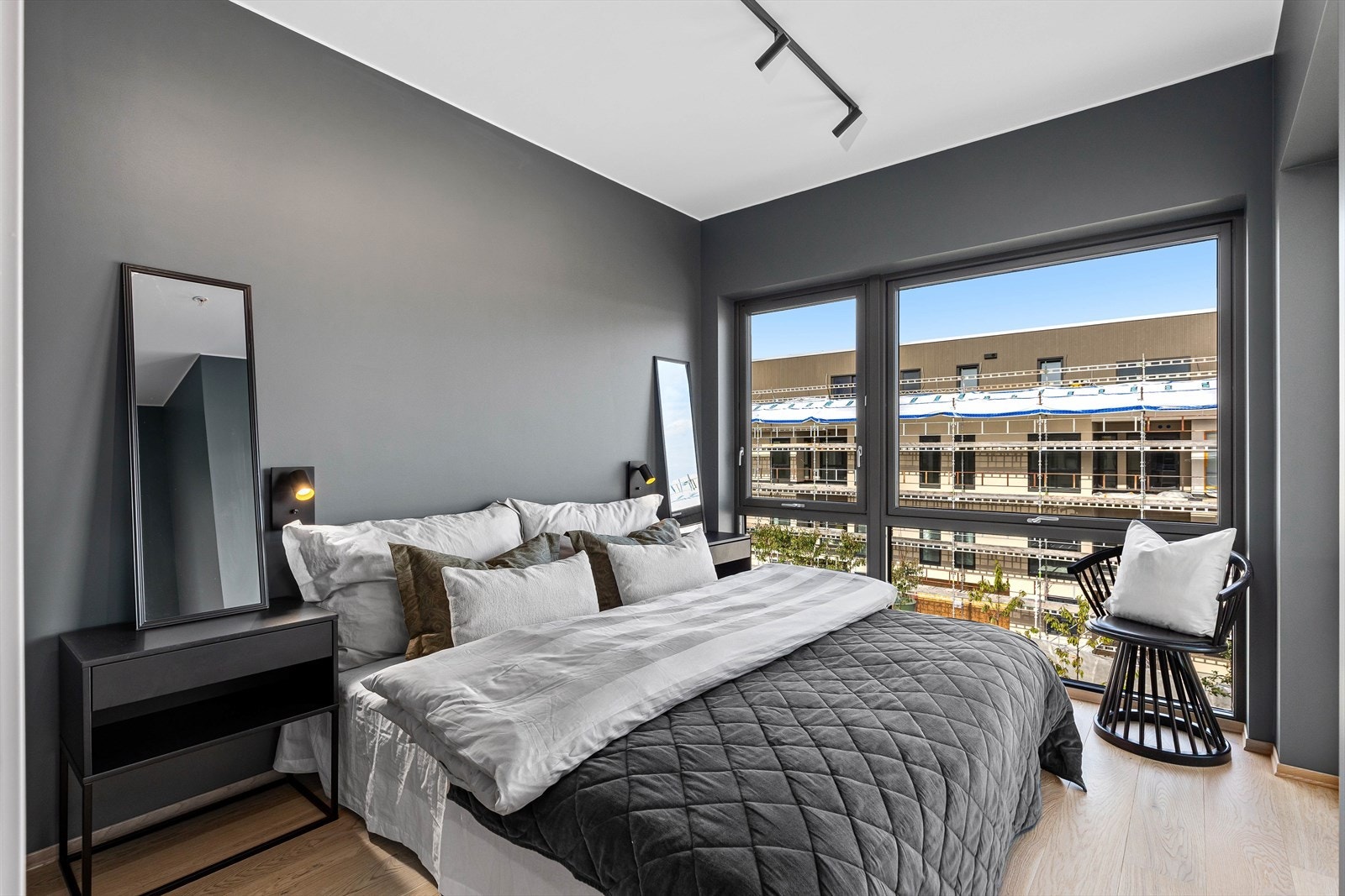 Svært flott masteravdeling på ca. 23m² med en innvending bod og et bad. Soverommet i seg selv er på hele 10,8 m² med ekstra takhøyde for en god atmosfære. Galleribilde