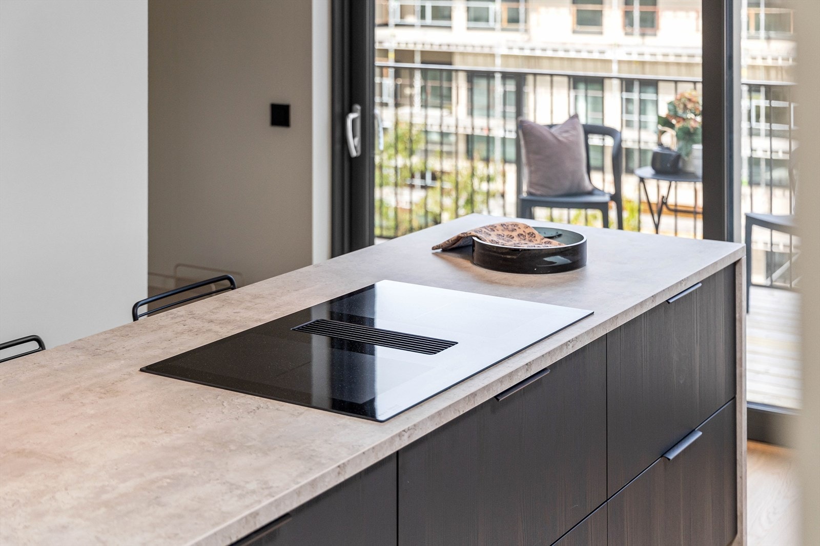 Leiligheten har en lekker praktisk kjøkkenøy med sitteplasser, samt praktisk plassering av platetopp. Galleribilde