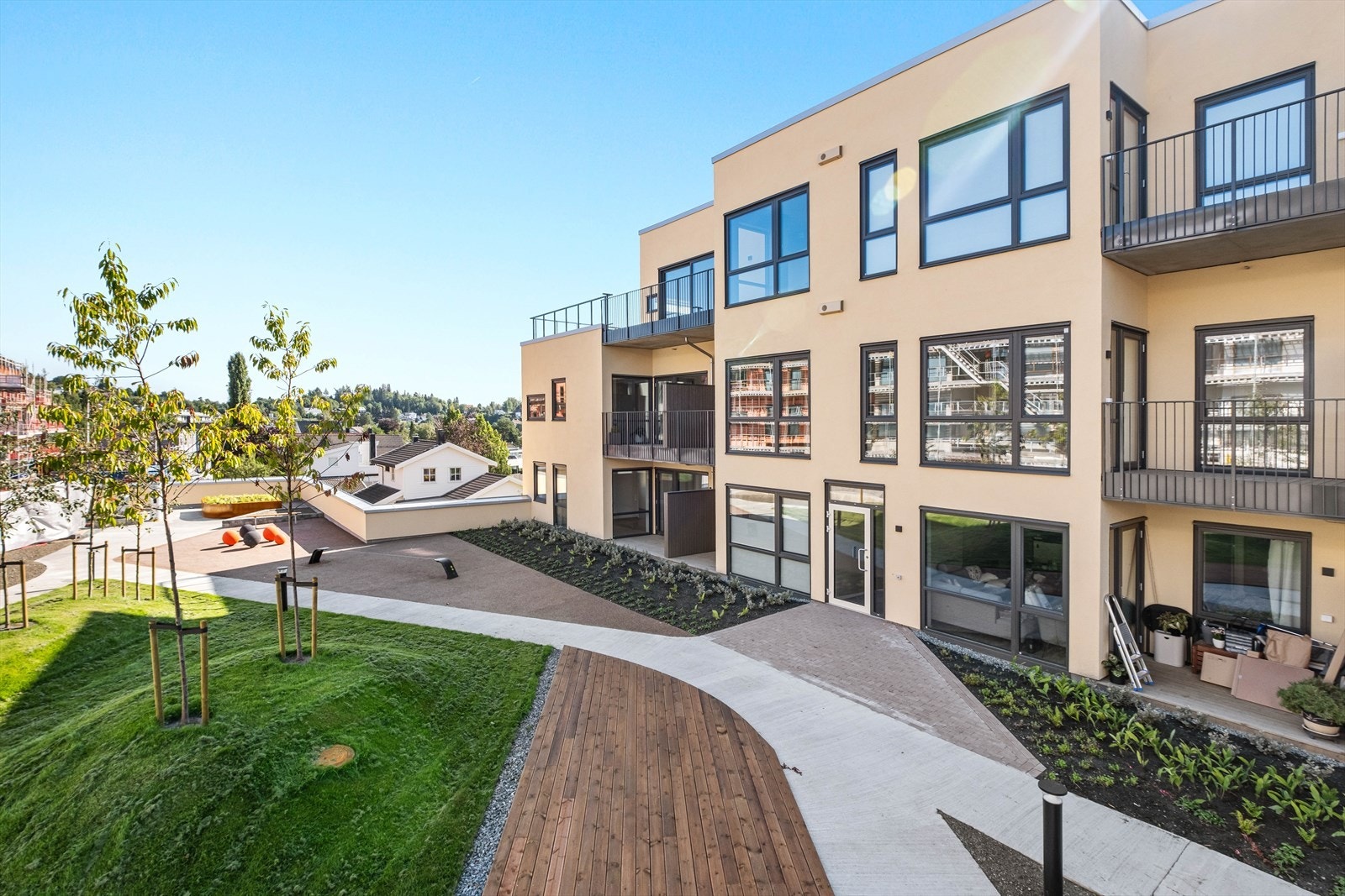 Sameiet har flotte opparbeidede fellesområder med grøntareal, sitteplasser og private gangveier. Galleribilde