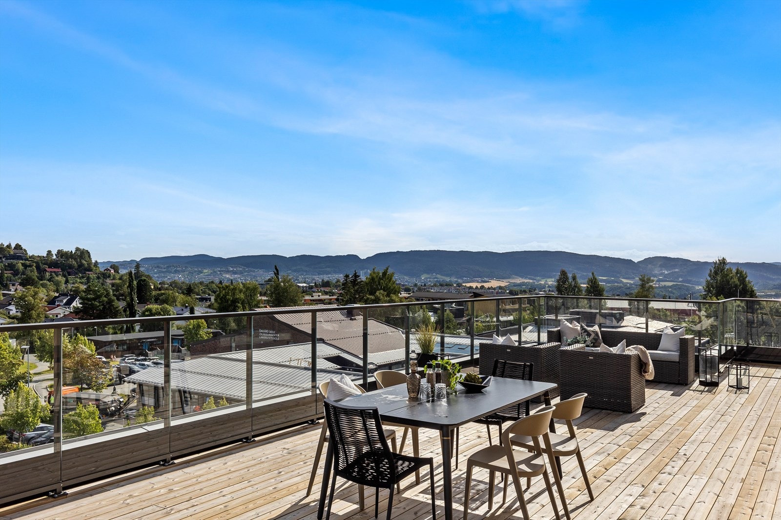 Terrassens størrelse gir rikelig med plass til ulike soner etter behov. Galleribilde