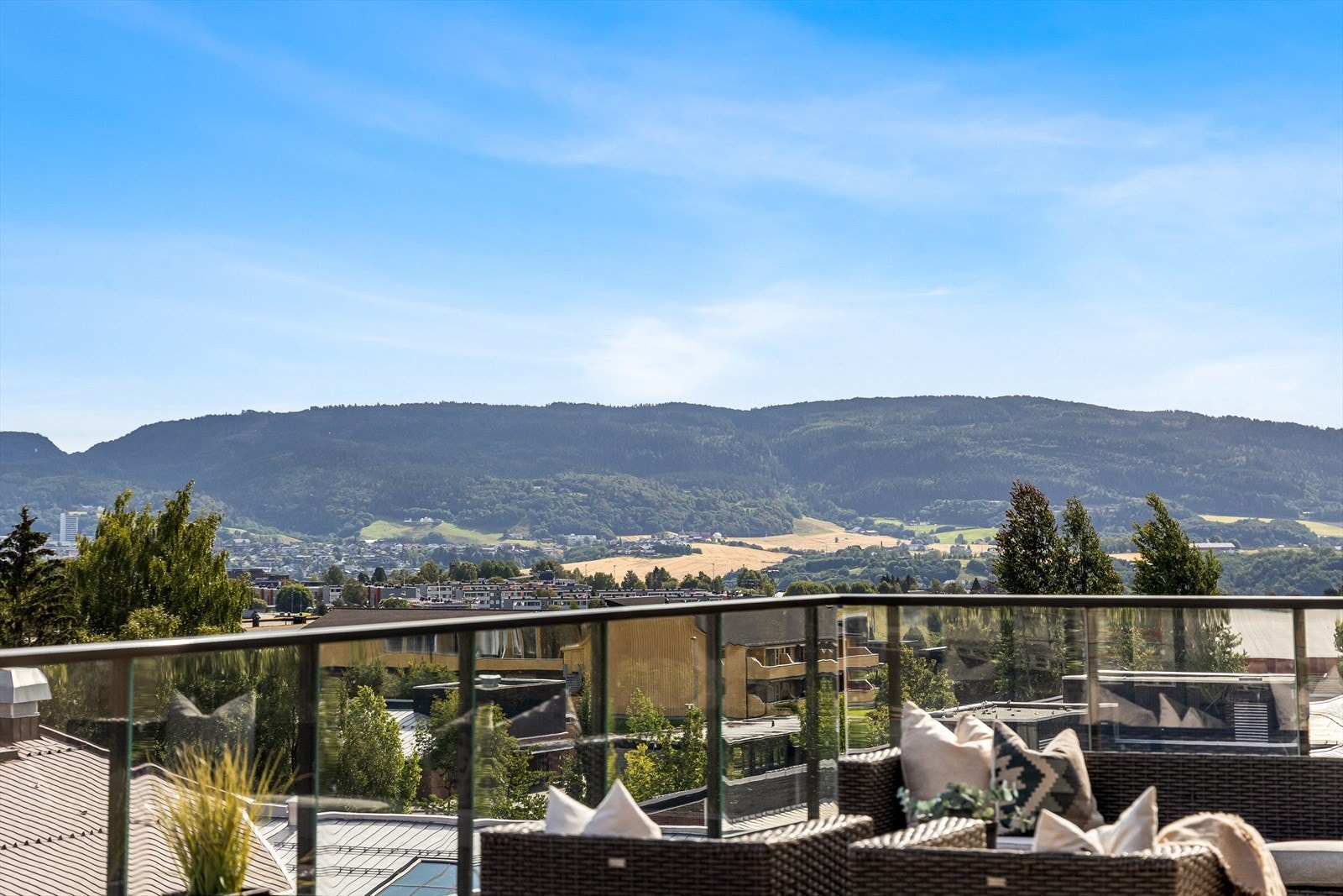 Leiligheten har en fantastisk panoramautsikt over omgivelsene. Galleribilde