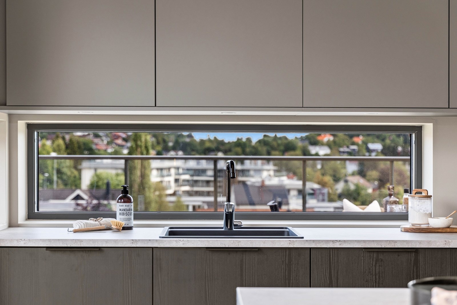 Kjøkkenet byr på godt med oppbevaringsplass i både over- og underskap, samt godt med arbeidsflater i kombinasjon med utsikt fra kjøkkenvinduet. Galleribilde