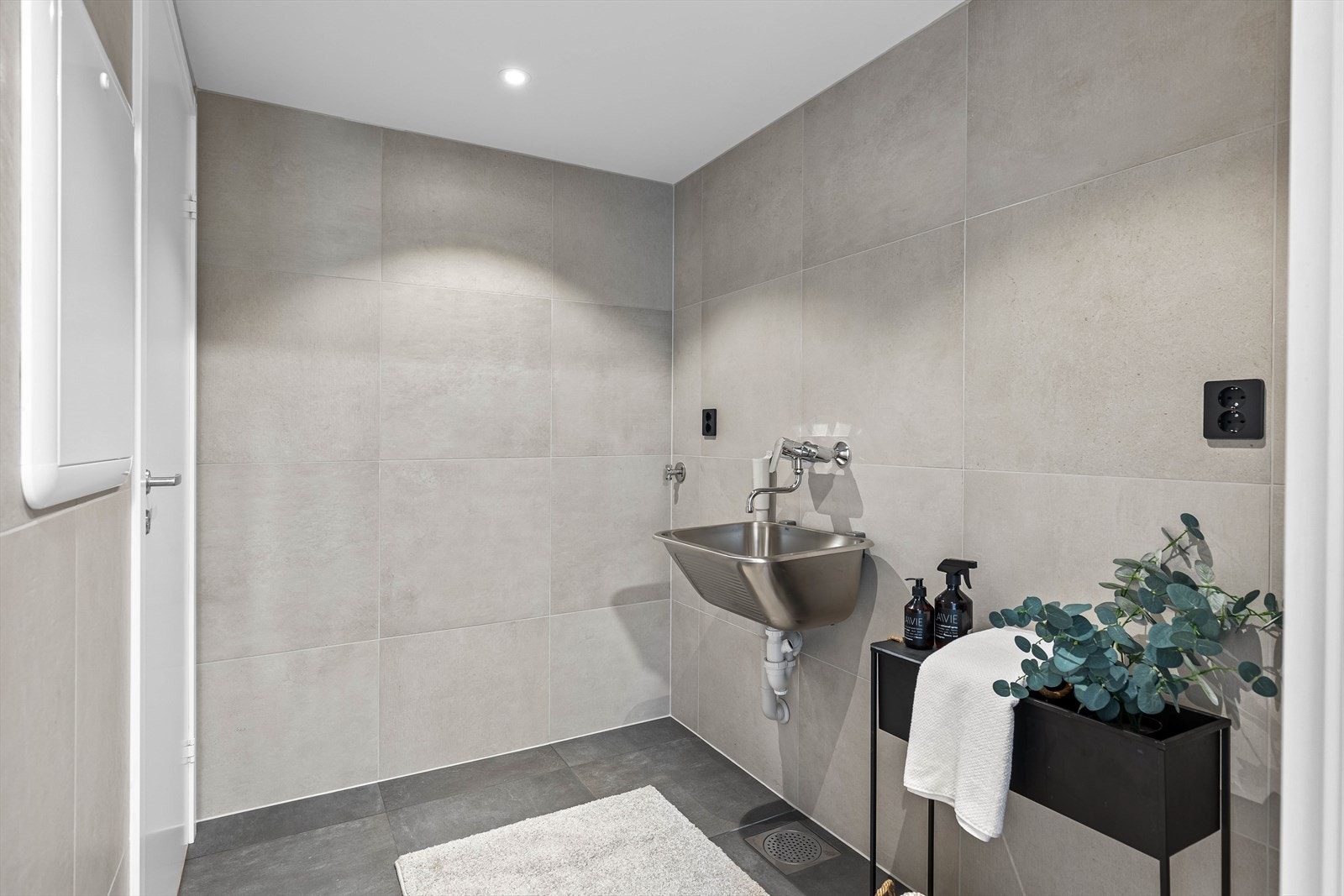 Leiligheten har et eget vaskerom med opplegg for vaskemaskin og vaskekum. Her får du plass til smarte oppbevaringsløsninger ved ønske. Galleribilde