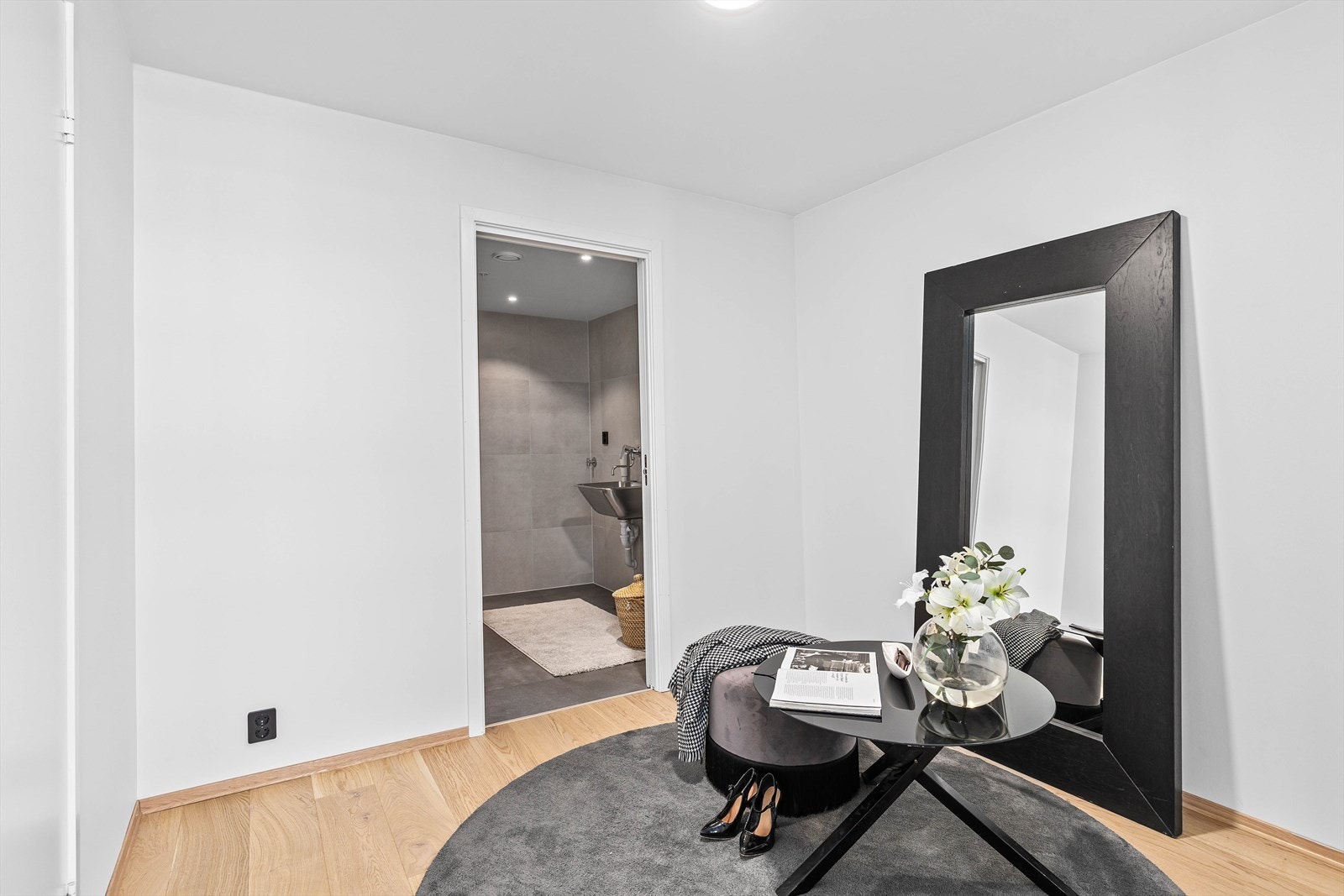 Med leiligheten får du to parkeringsplasser i oppvarmet parkeringskjeller. Galleribilde