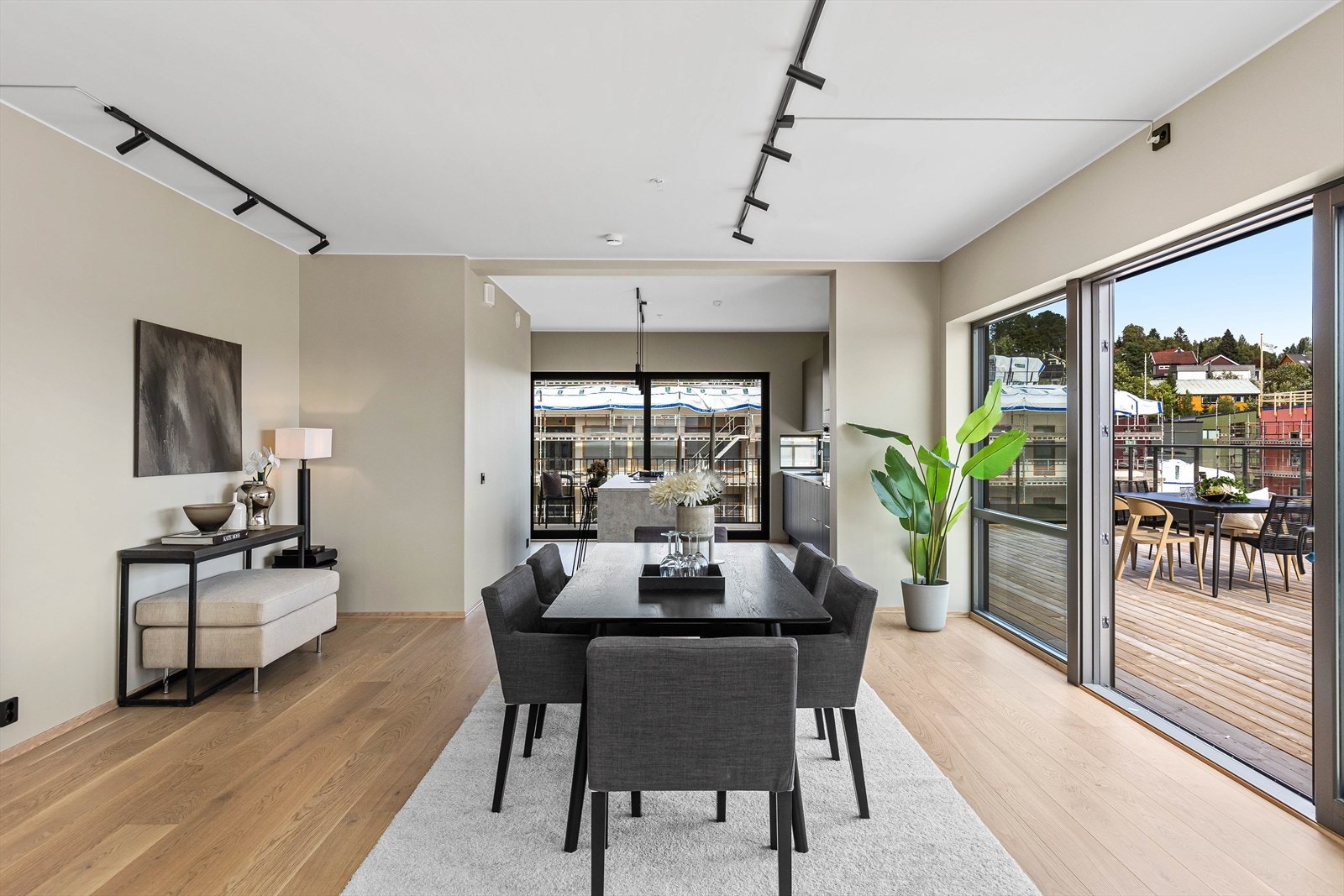 Bygget er fra 2024 og har moderne løsninger som fjernvarme, balansert ventilasjon og heis. Med tilnærmet optimal planløsning får spisebordet sin naturlige plassering, mellom kjøkkenet og stuen. Galleribilde