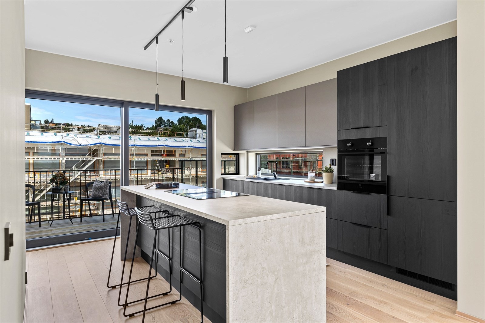 Her får du integrerte hvitevarer som oppvaskmaskin, stekeovn, platetopp, kombiskap og oppvaskkum. Galleribilde