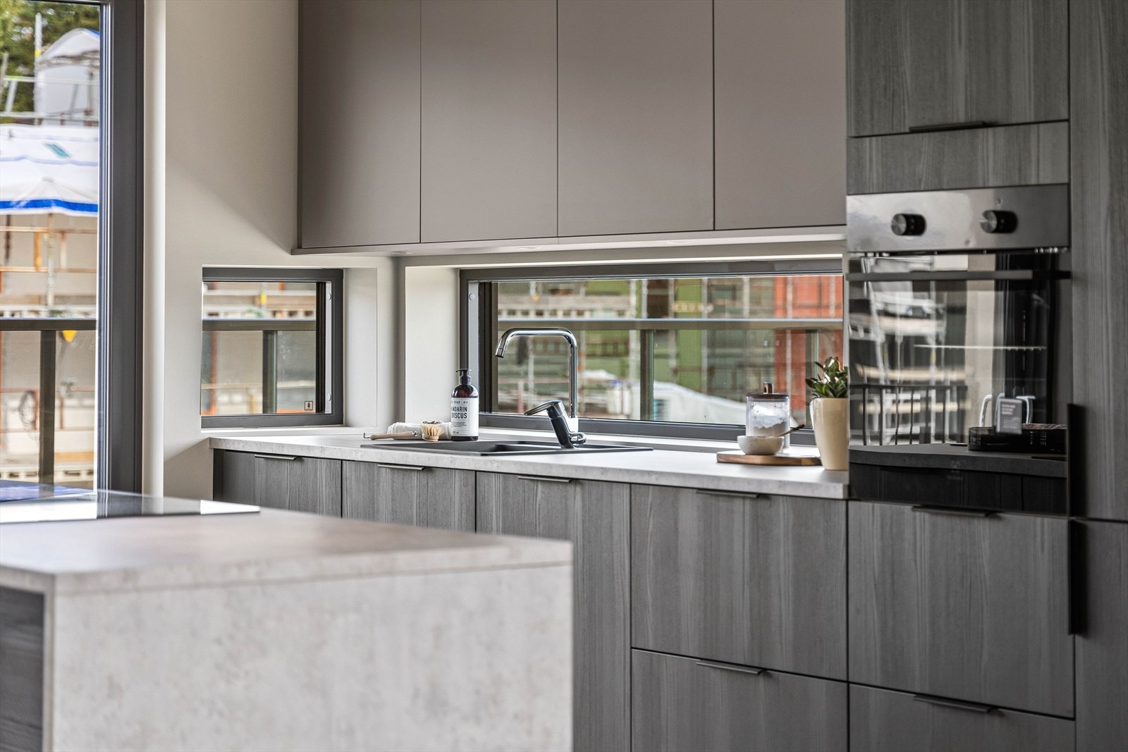 Leiligheten har et lekkert påkostet kjøkken i en moderne og stilren stil- og fargekombinasjon. Galleribilde