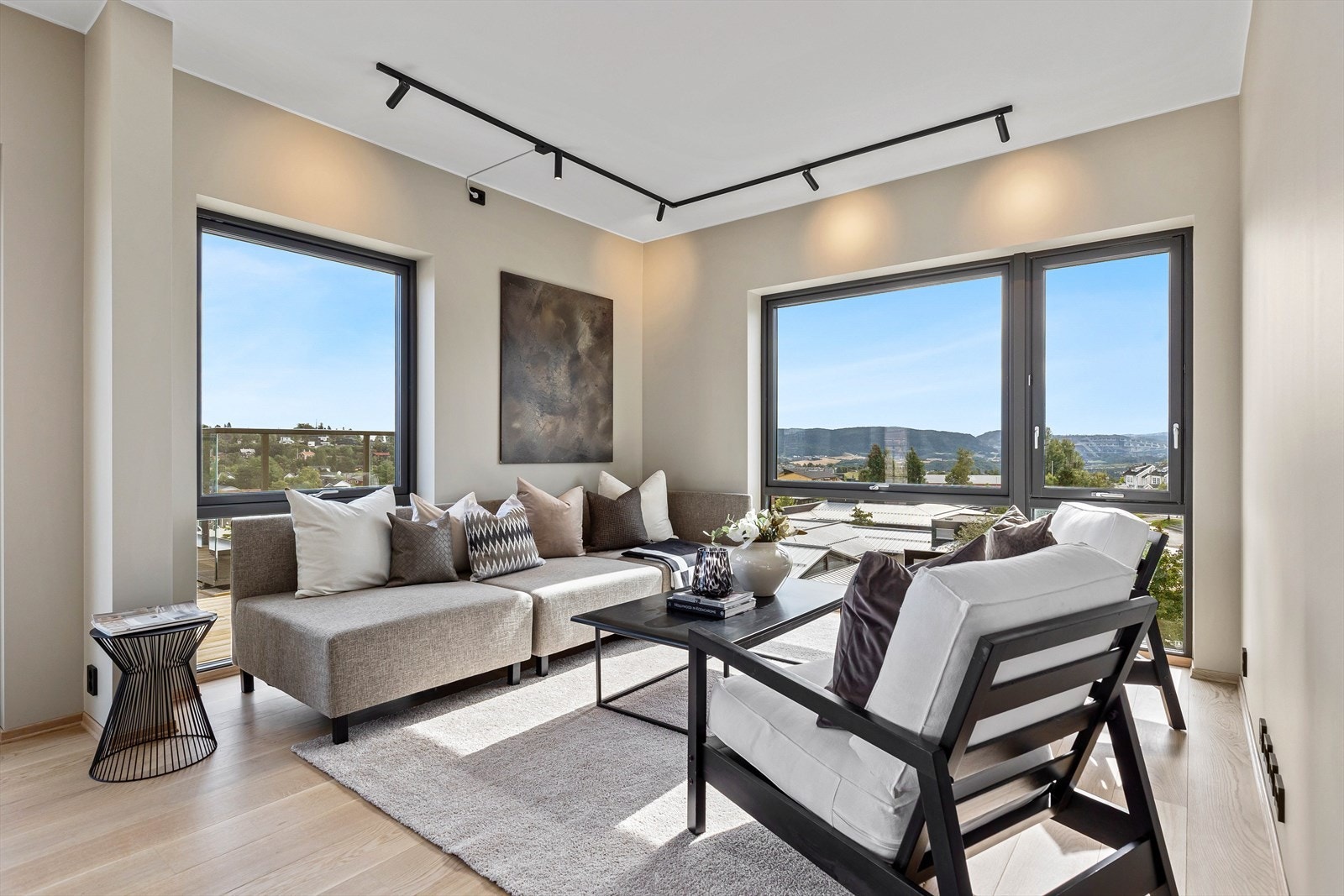 Leiligheten har en strålende planløsning hvor du får stue og kjøkken i åpen løsning med utgang til privat takterrasse, to romslige soverom, vaskerom, innvendig bod, to bad og fin entré. Det medfølger også egen, bod i kjeller på 5m². Galleribilde