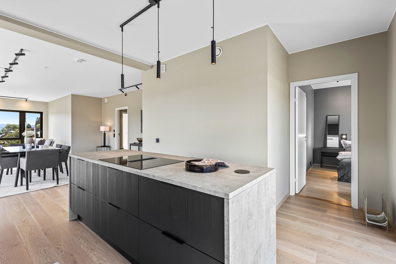 Med hjørnebeliggenhet og rause vindusflater fra fra gulv til tak får du rikelig med naturlig lysinnslipp fra flere sider. Det er ekstra takhøyde i stue/kjøkken og på hovedsoverommet som gir en god følelse. Galleribilde