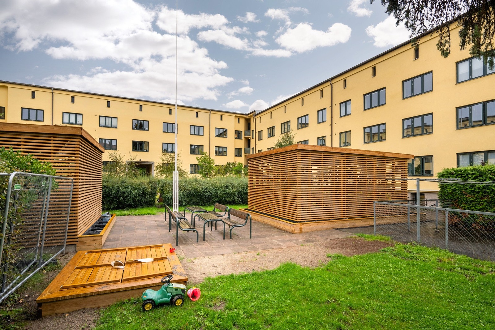 Det er nylig satt opp sykkelboder i borettslaget i bakgården. Galleribilde