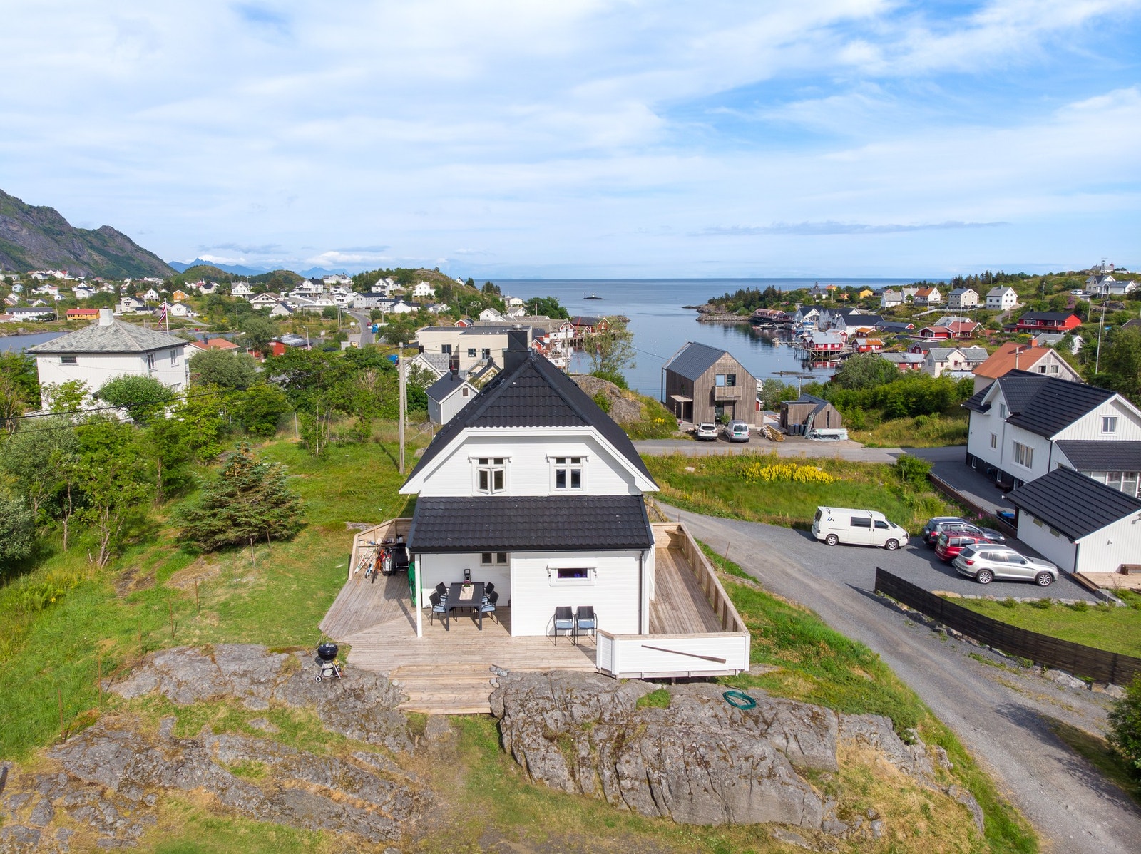 Terrasse rundt boligen på ca. 54 kvm, med god plass for ulik utemøblering. Galleribilde