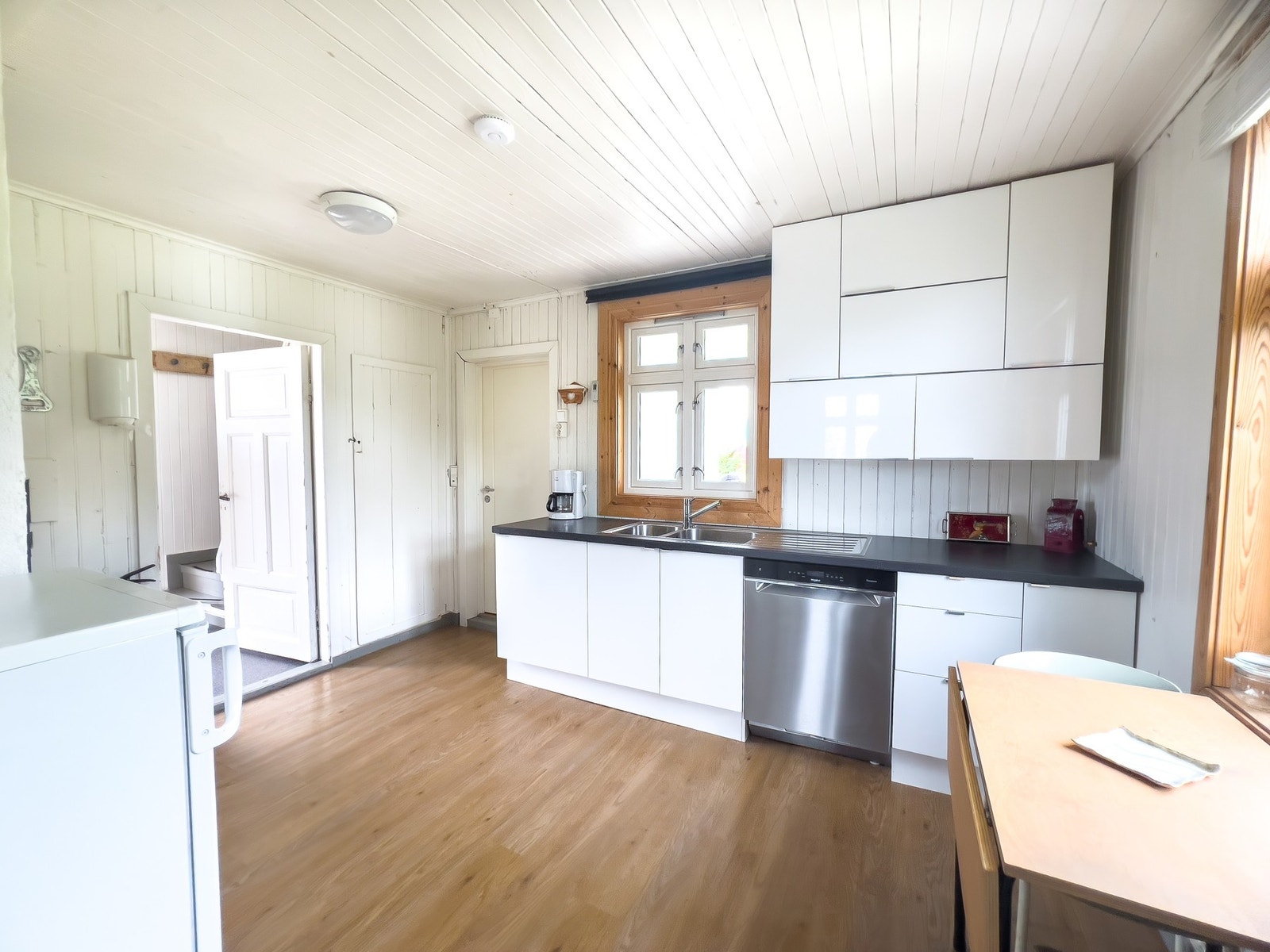 Inne på kjøkkenet er det godt med plass for et spisebord. Galleribilde