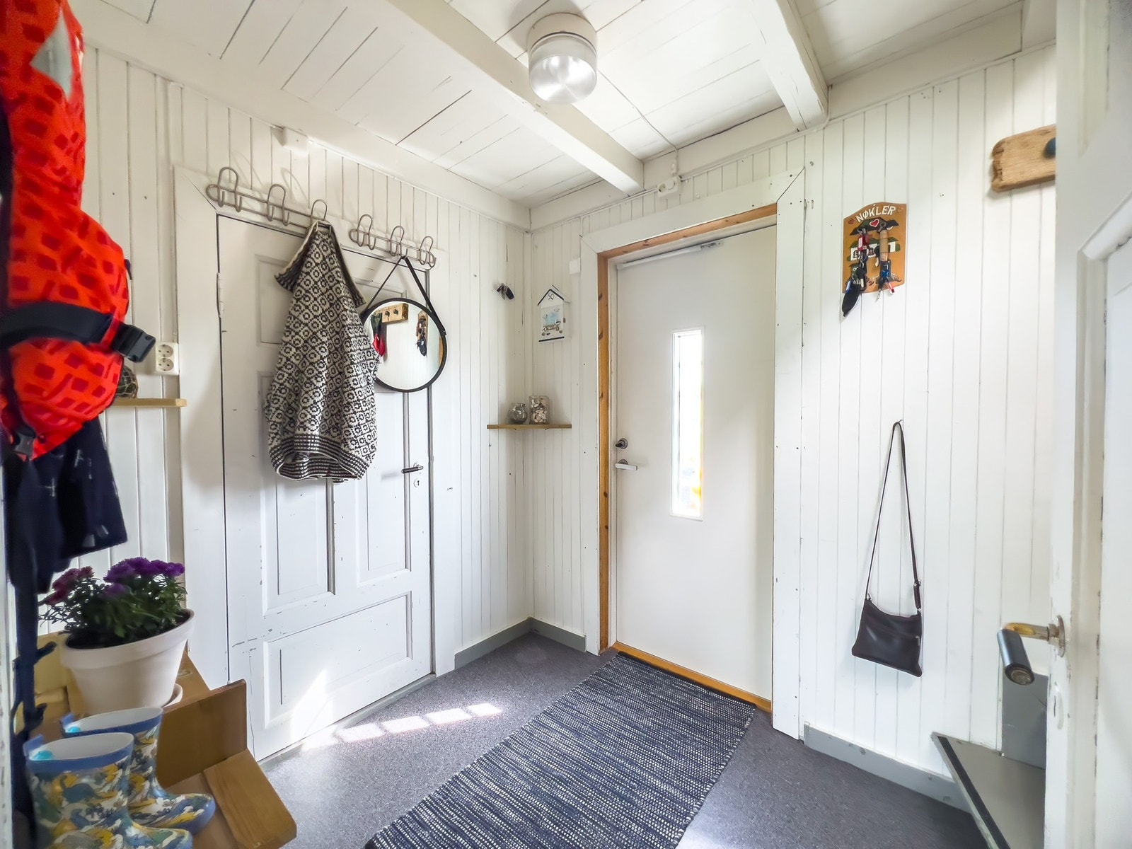 Velkommen inn! Boligen entres på hovedplan, hvor det første man møter er en praktisk og romslig entré. Galleribilde