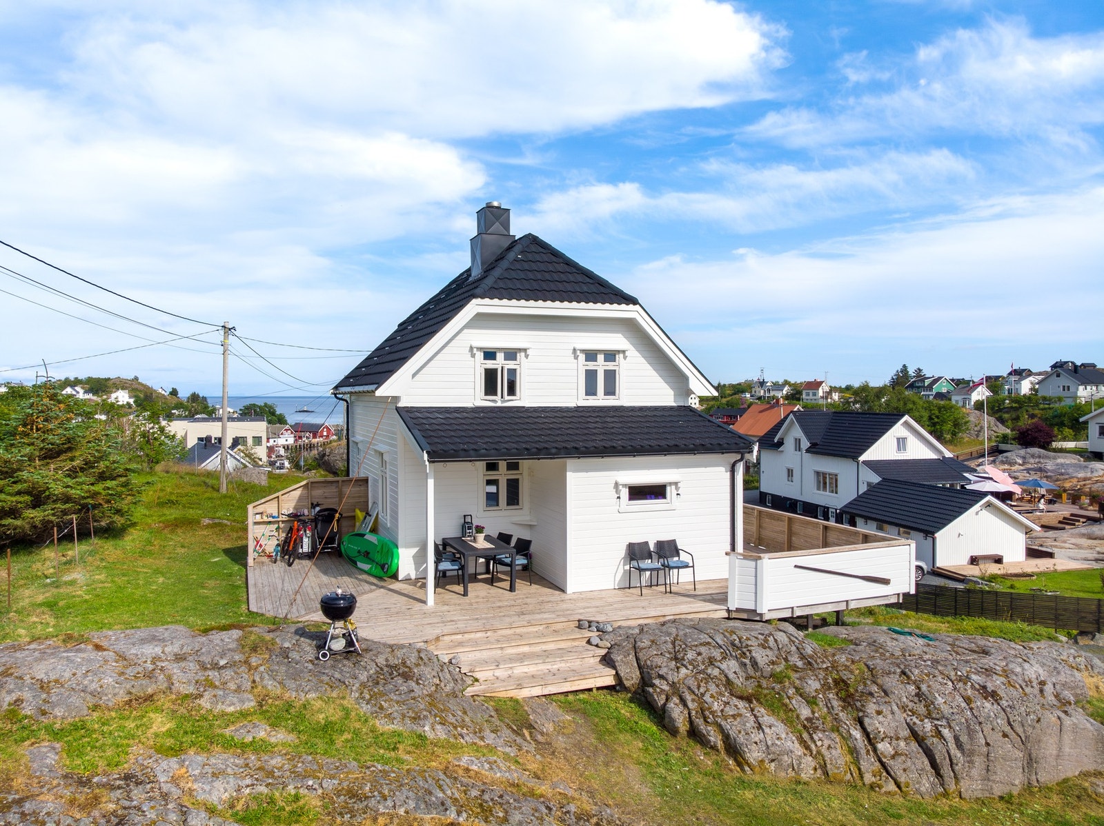 Boligen strekker seg over to plan, og ligger flott til på en utsiktstomt. Galleribilde