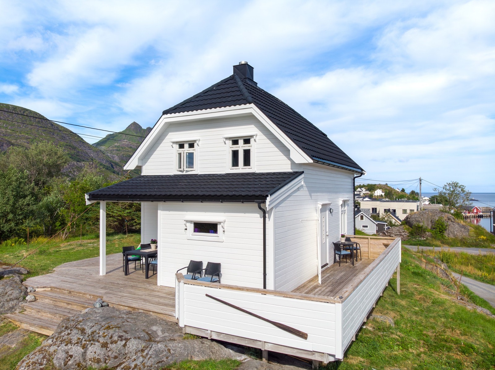 Deler av terrassen er overbygget, noe som gjør den anvendelig selv om det regner. I tillegg er det praktisk med tanke på oppbevaring av utemøblement. Galleribilde