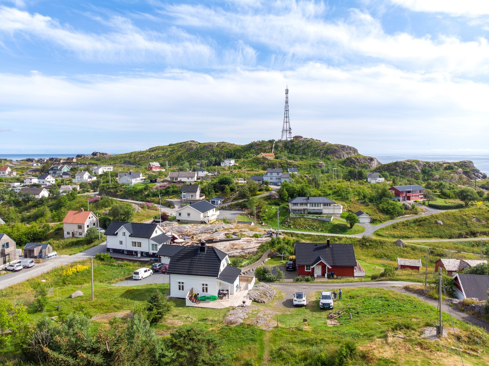 Eiendommen består av en romslig tomt på ca. 1.1 mål, og har flotte uteområder bestående av både platting og hage. Det er fantastiske sol- og utsiktsforhold på eiendommen! Galleribilde