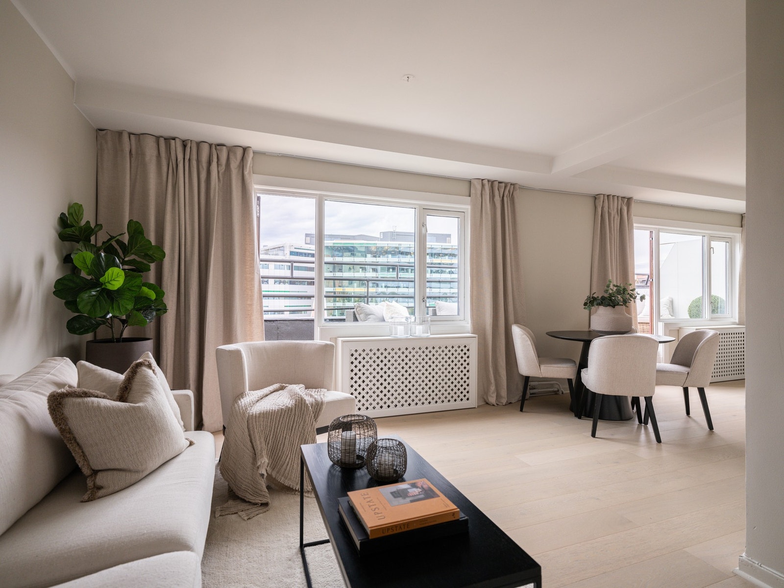 Generøs takhøyde og store vindusflater gjør at leiligheten oppleves lys og luftig. Foto: Einar Horsberg / Luma Foto AS Galleribilde