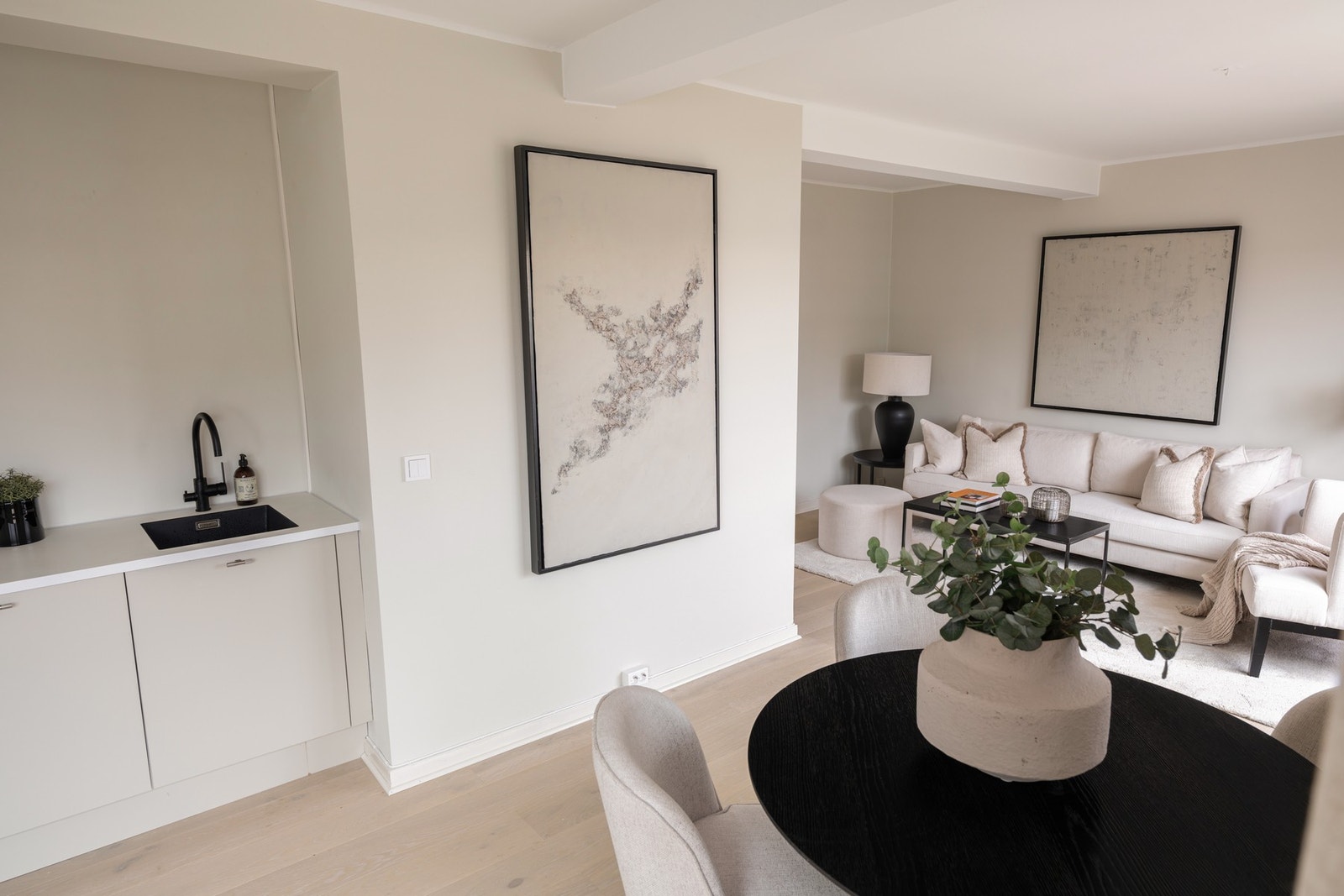 Leiligheten har en meget god og optimalisert planløsning hvor hver eneste detalj er nøye forprosjektert og gjennomført. Galleribilde