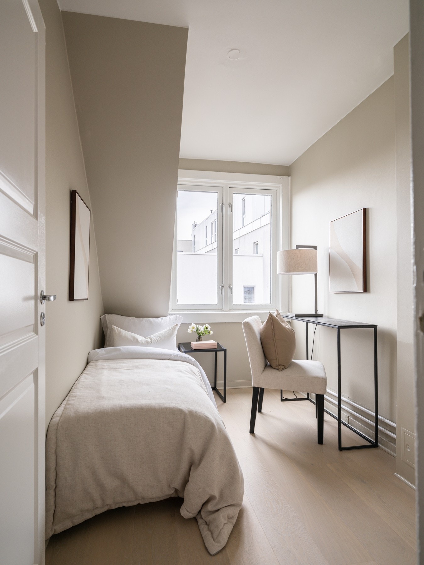 Også her er det plass til seng, nattbord, pult, oppbevaring m.m. Galleribilde