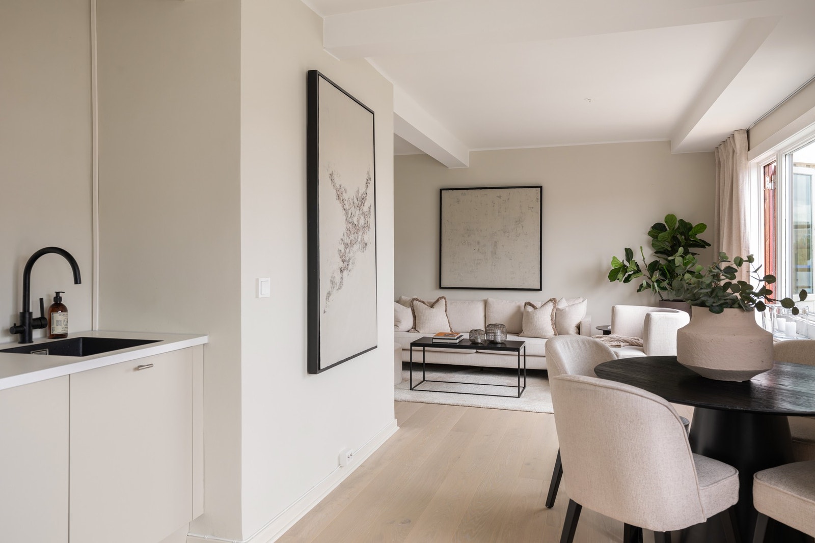 Den åpne løsningen gir god flyt i rommet og gjør det enkelt å innrede med både spisestue og sofagruppe. Galleribilde