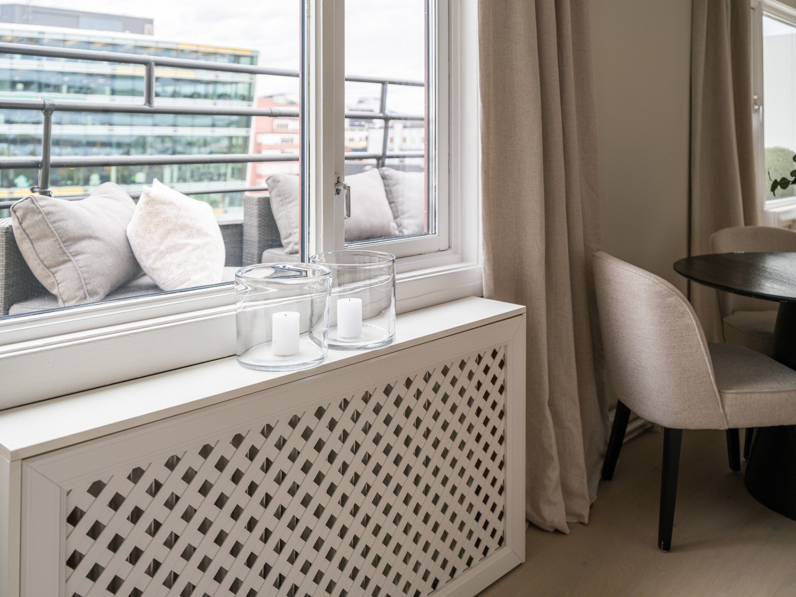 Innkasset radiator med designmessig utførelse. Galleribilde